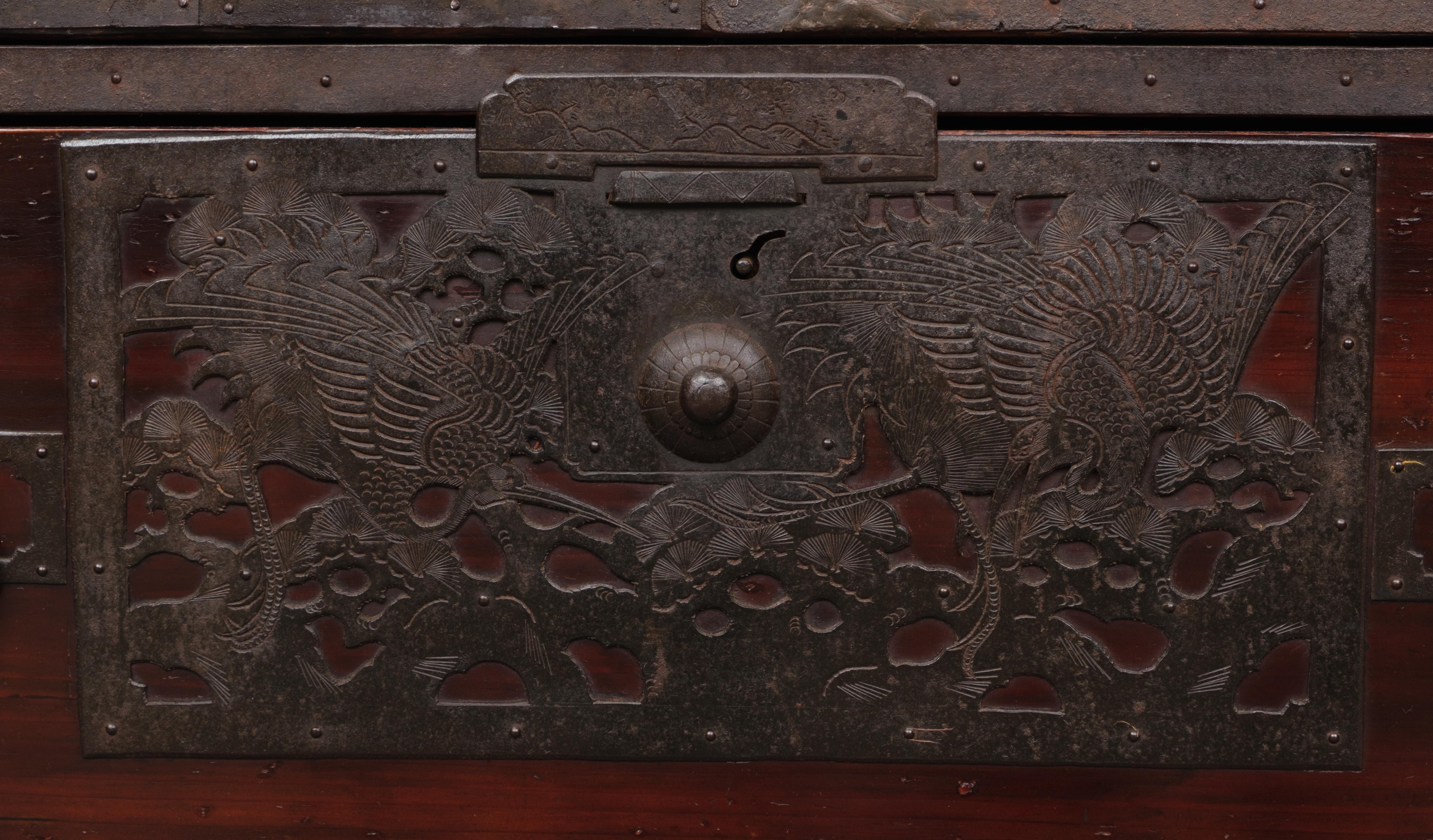 Japanese Sado ishô’dansu 衣装箪笥 (cabinet of drawers) with extensive iron hardware For Sale 2