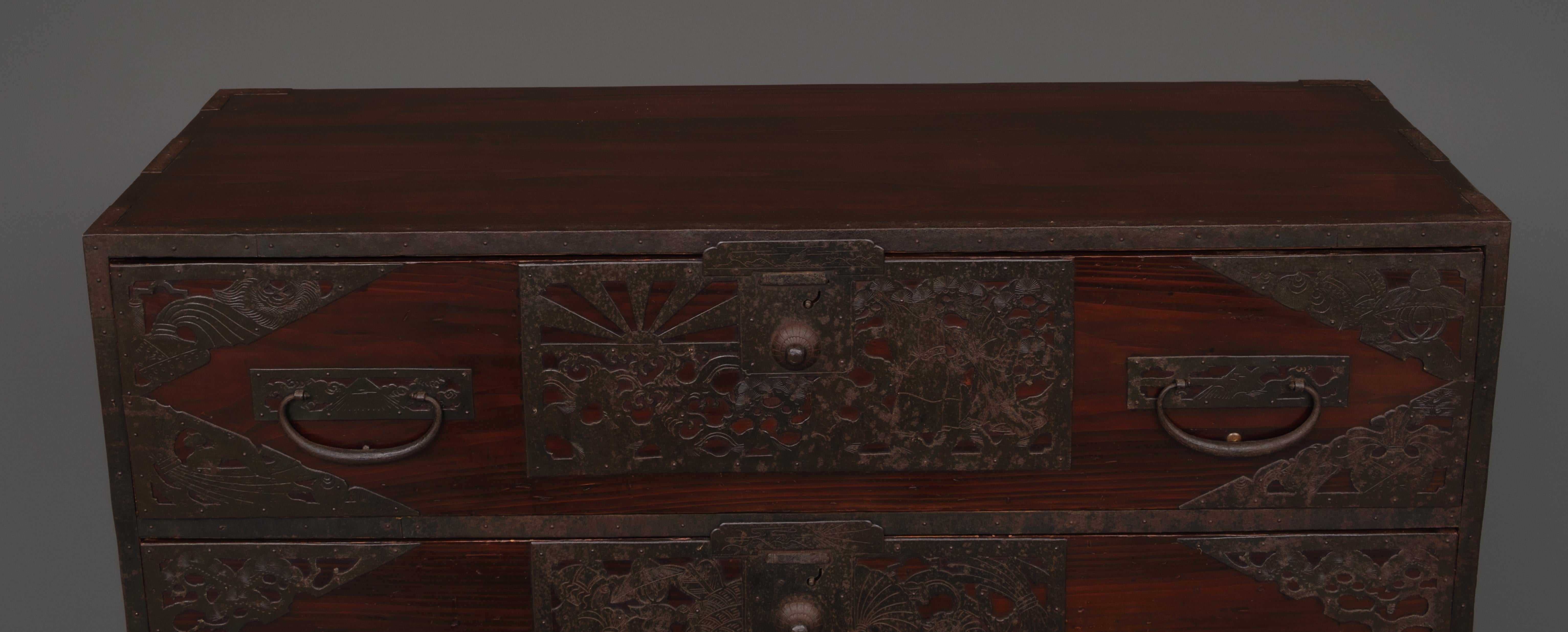 Japanese Sado ishô’dansu 衣装箪笥 (cabinet of drawers) with extensive iron hardware For Sale 3