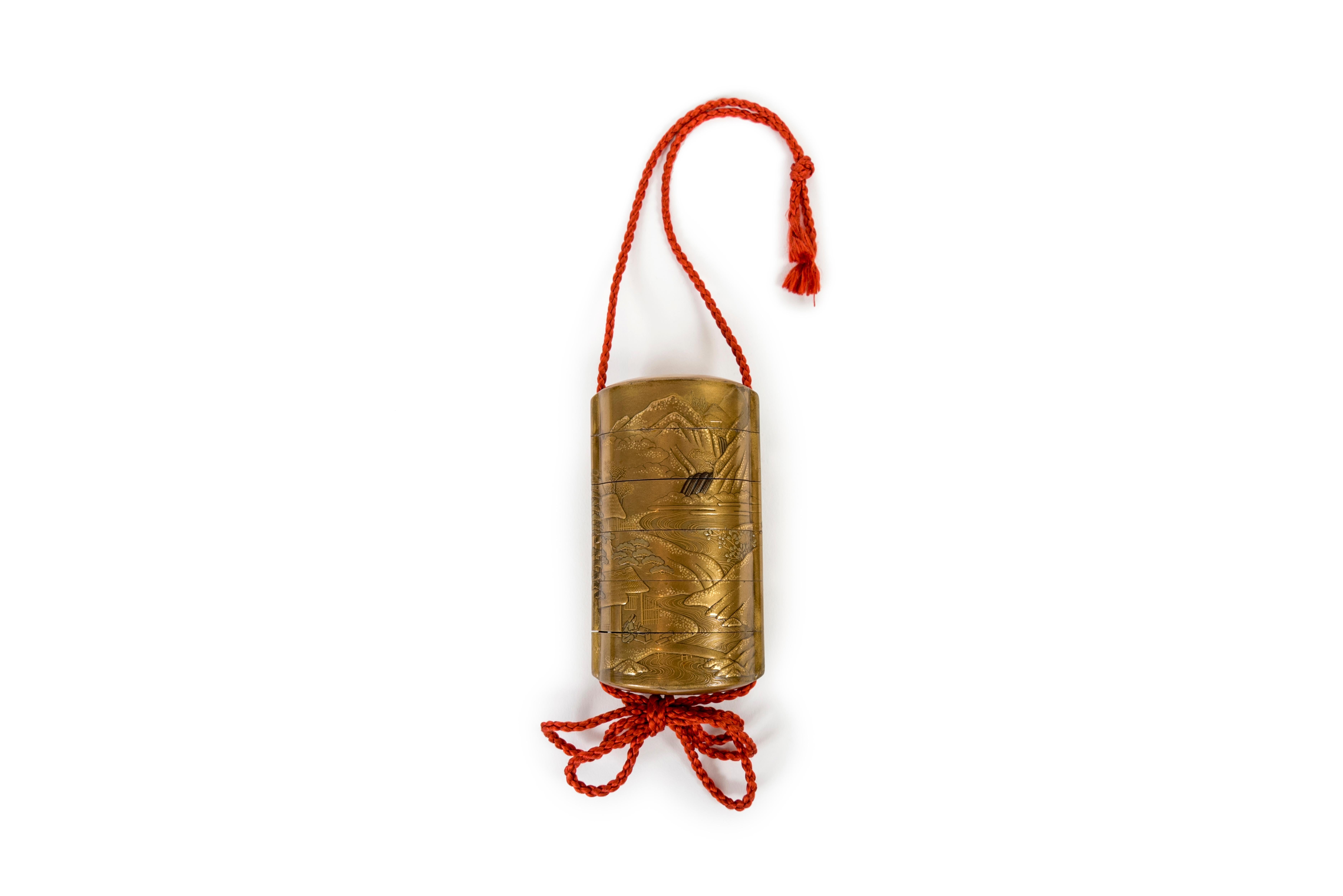 Edo Scatola Sagemono Inro giapponese con decoro maki-e di un Samuari in un paesaggio lacustre in vendita
