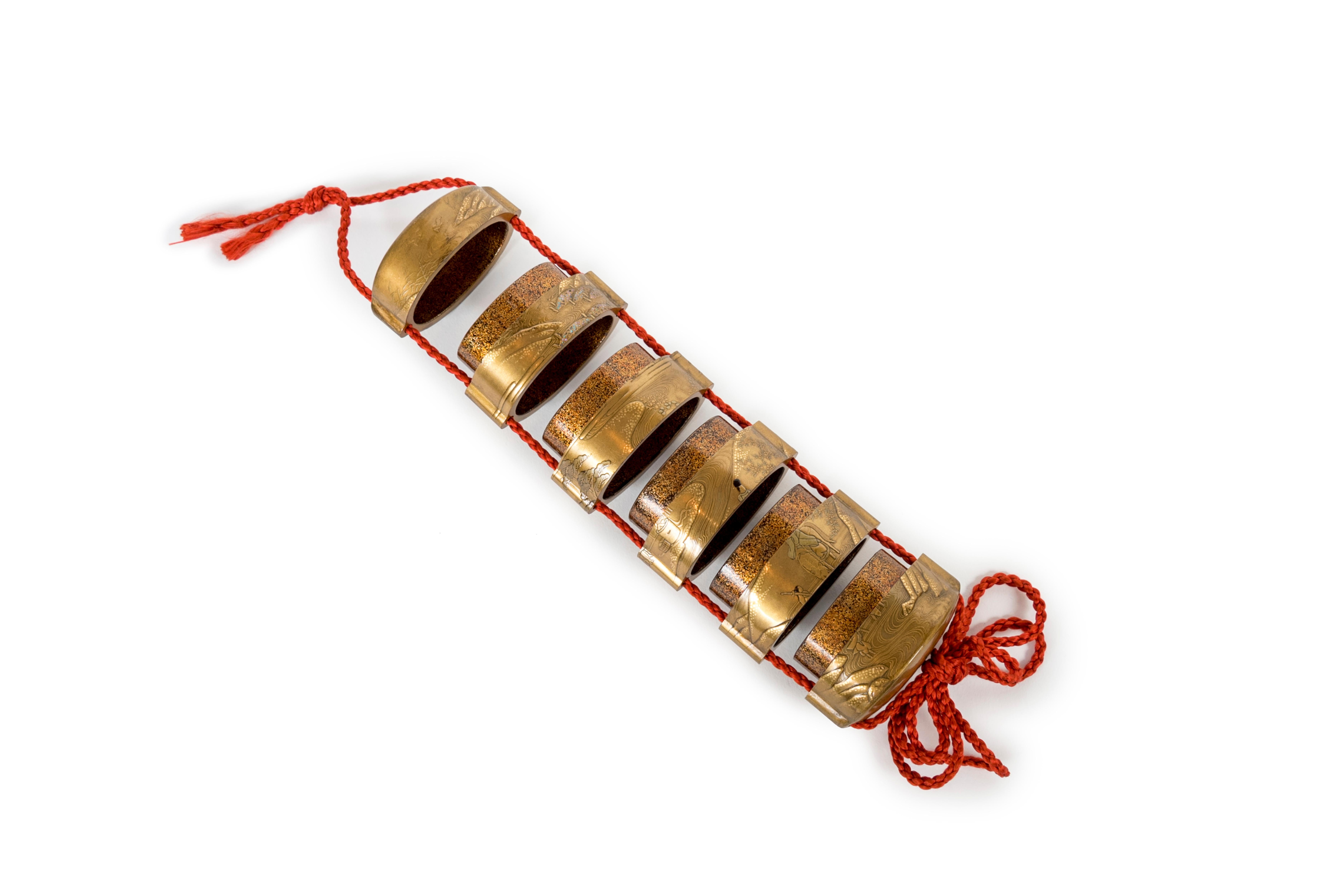 Laccato Scatola Sagemono Inro giapponese con decoro maki-e di un Samuari in un paesaggio lacustre in vendita