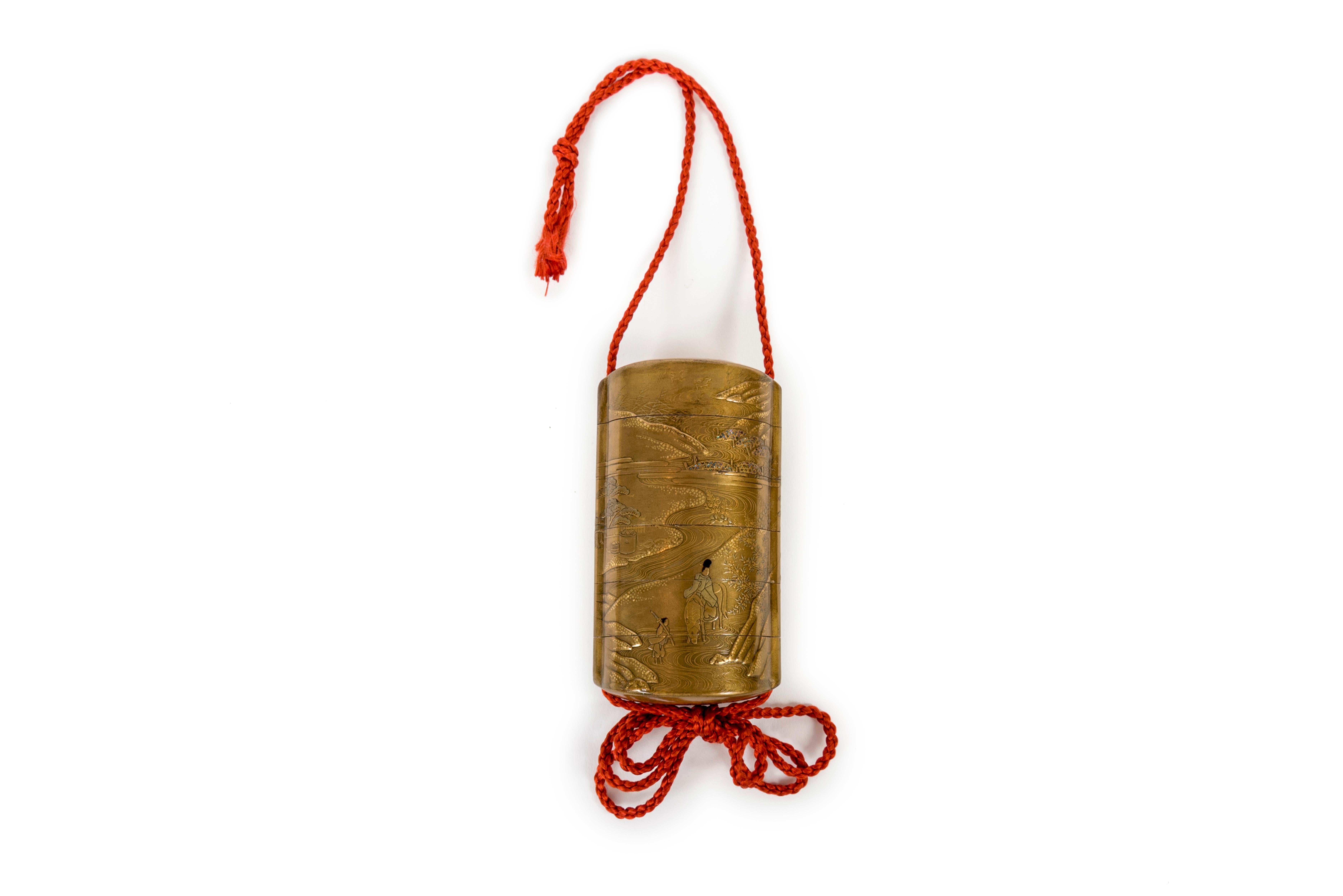 Fino al XVIII secolo Scatola Sagemono Inro giapponese con decoro maki-e di un Samuari in un paesaggio lacustre in vendita
