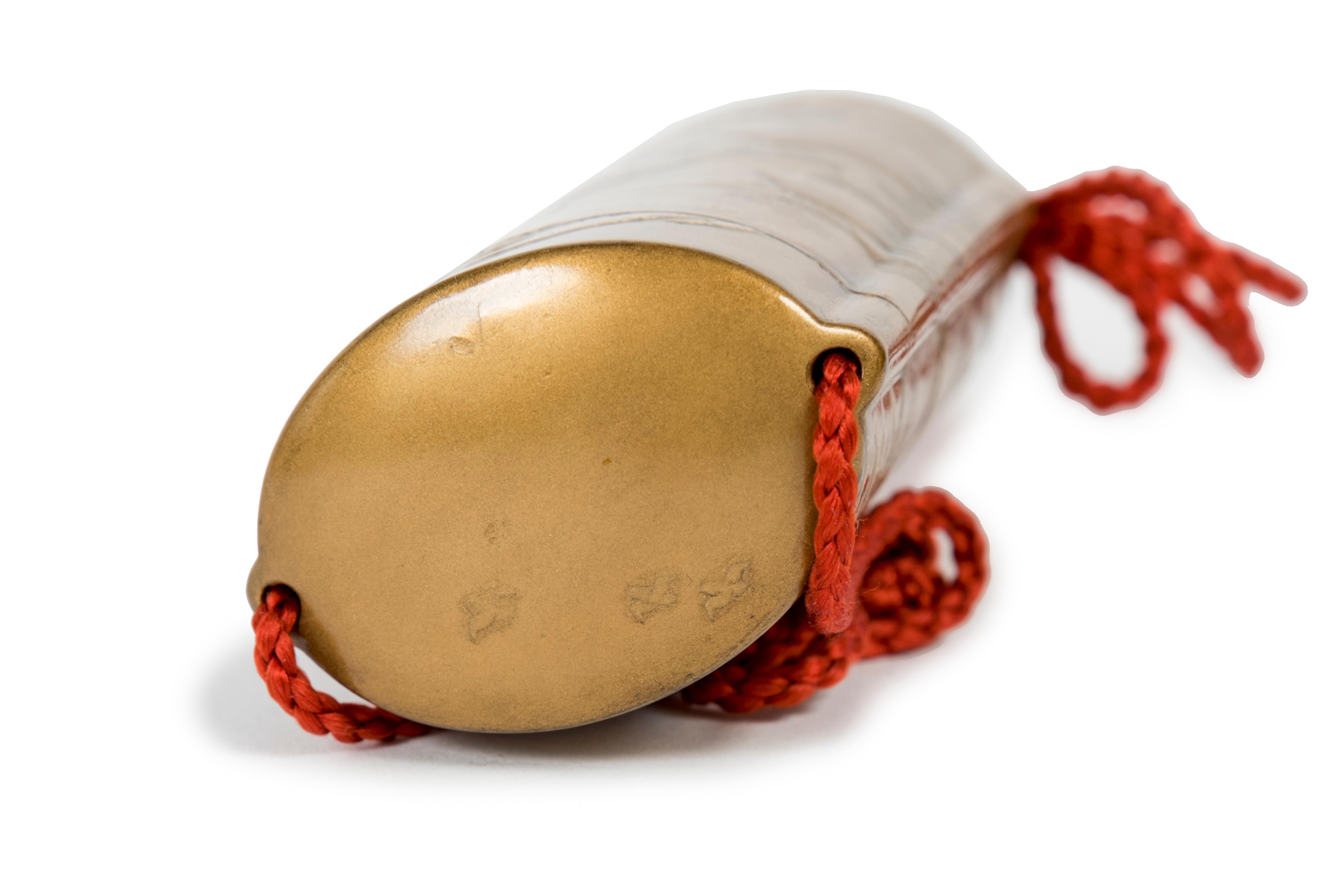 Oro Scatola Sagemono Inro giapponese con decoro maki-e di un Samuari in un paesaggio lacustre in vendita