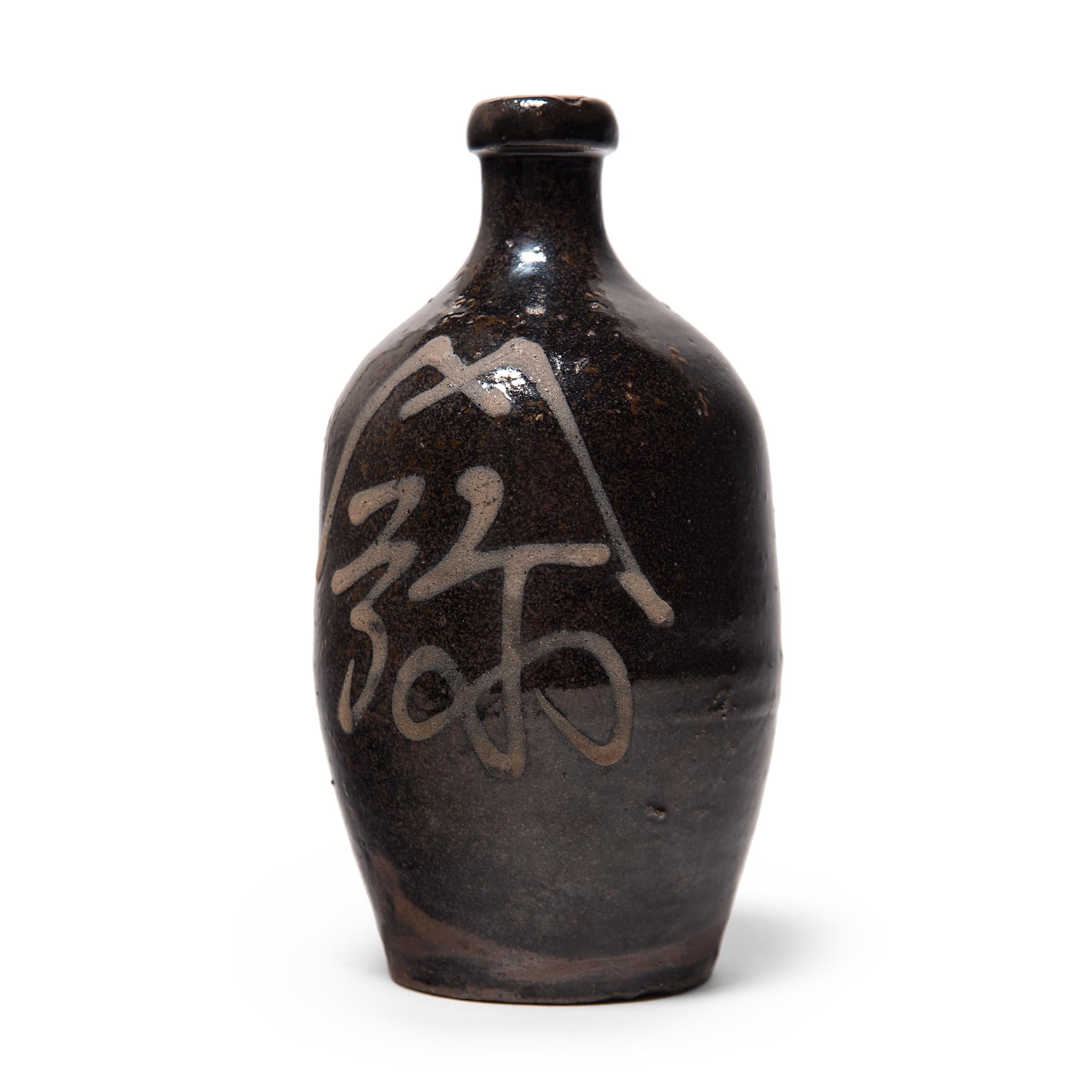Japanese Sake Bottle, circa 1900 In Good Condition In Chicago, IL