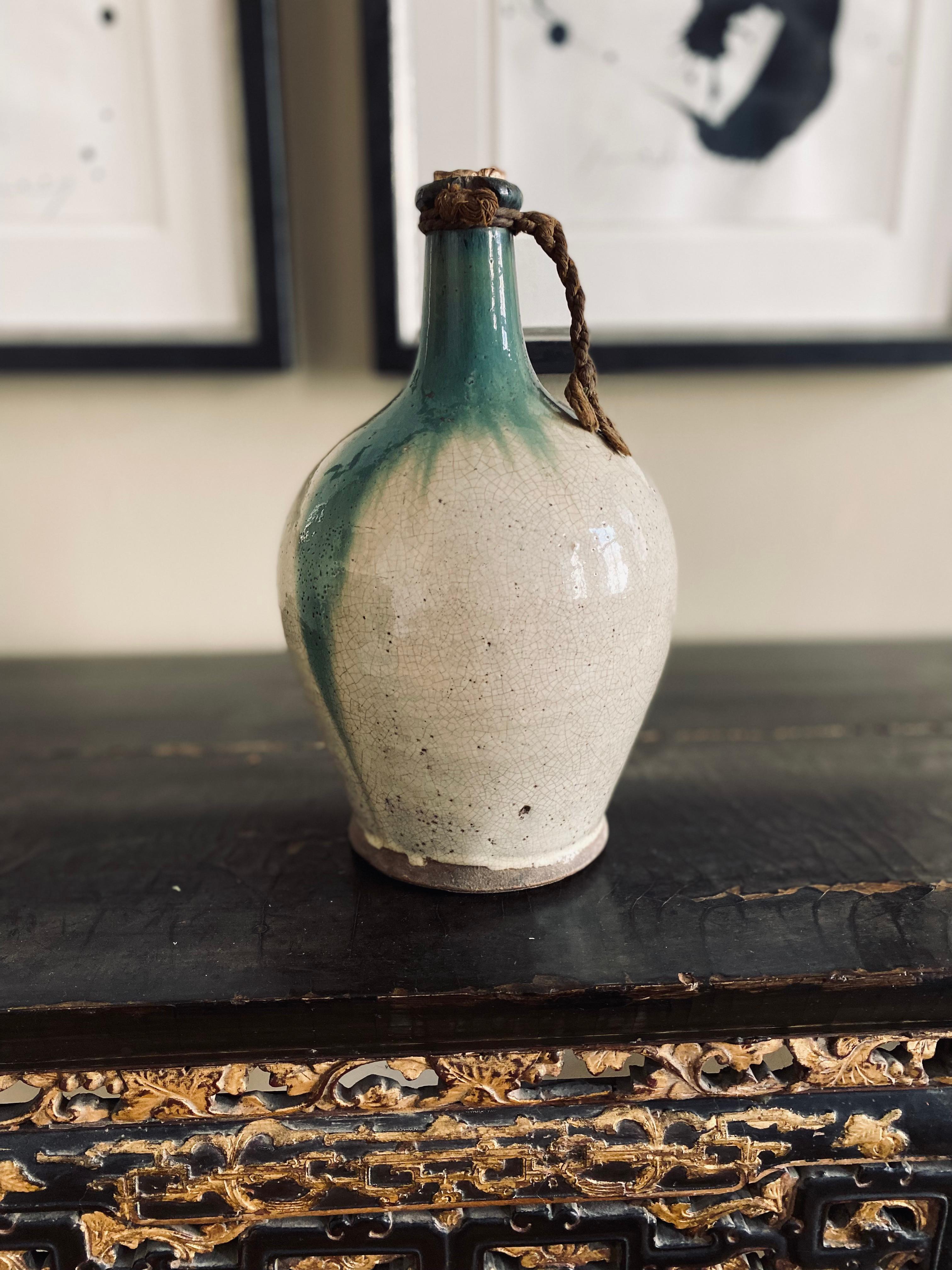 This Japanese sake bottle made of Seto ceramics dates from the late 19th century and can therefore be assigned to the Meiji period. It is in good condition and extremely decorative. Like many Japanese art objects, it impresses with its simplicity