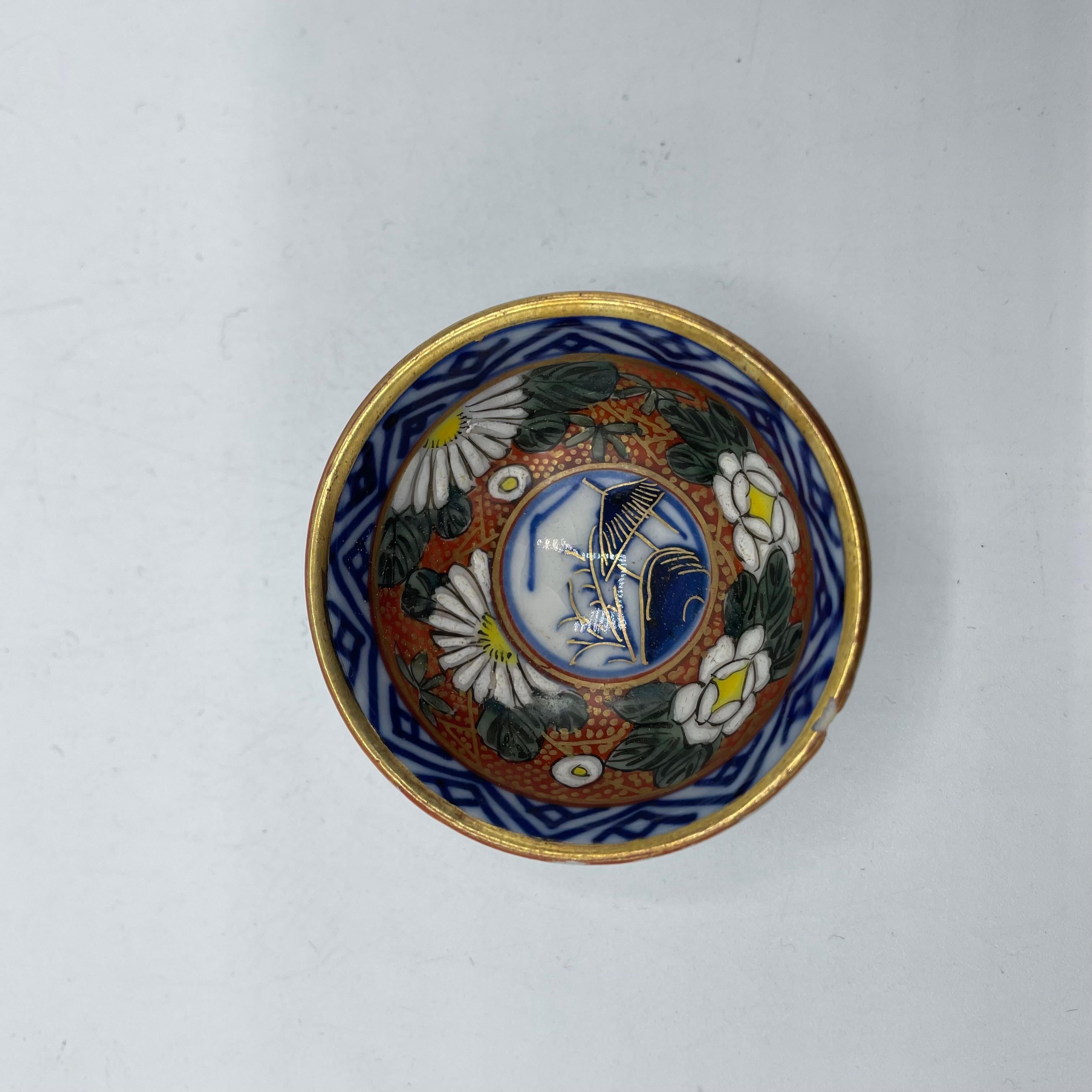 Japanese Sake cup 1970s Showa Porcelain Chrysanthemum and Landscape Kutani ware In Fair Condition For Sale In Paris, FR
