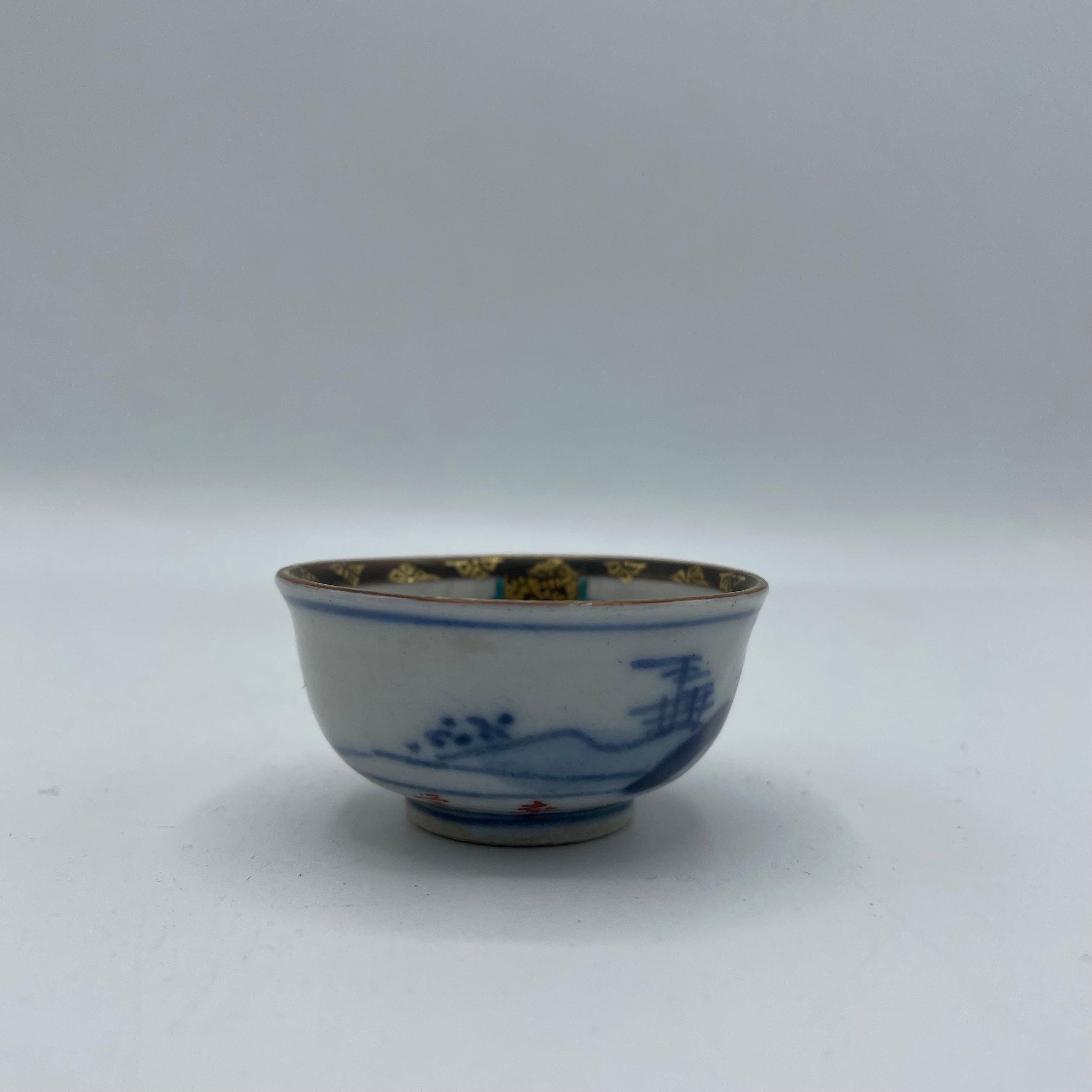Dies ist eine kleine Tasse zum Trinken von Sake. Auf Japanisch heißt sie Ochoko.
Es wurde in der Showa-Ära um die 1970er Jahre hergestellt.  Sie ist aus Porzellan gefertigt und von Hand bemalt. 
Dies ist Kutani-Ware.
Das Design besteht aus einem