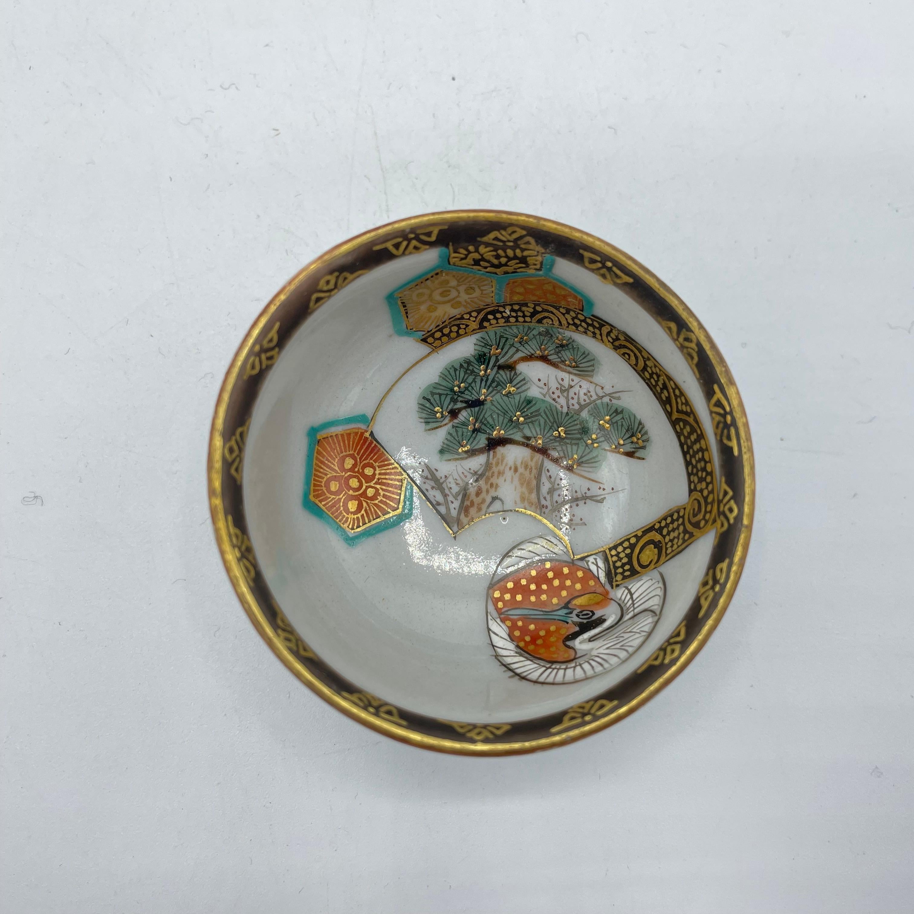 Japanische Sake-Tasse 1970er Jahre Showa Porzellan Crane und Pine Tree Kutani ware (Handbemalt) im Angebot
