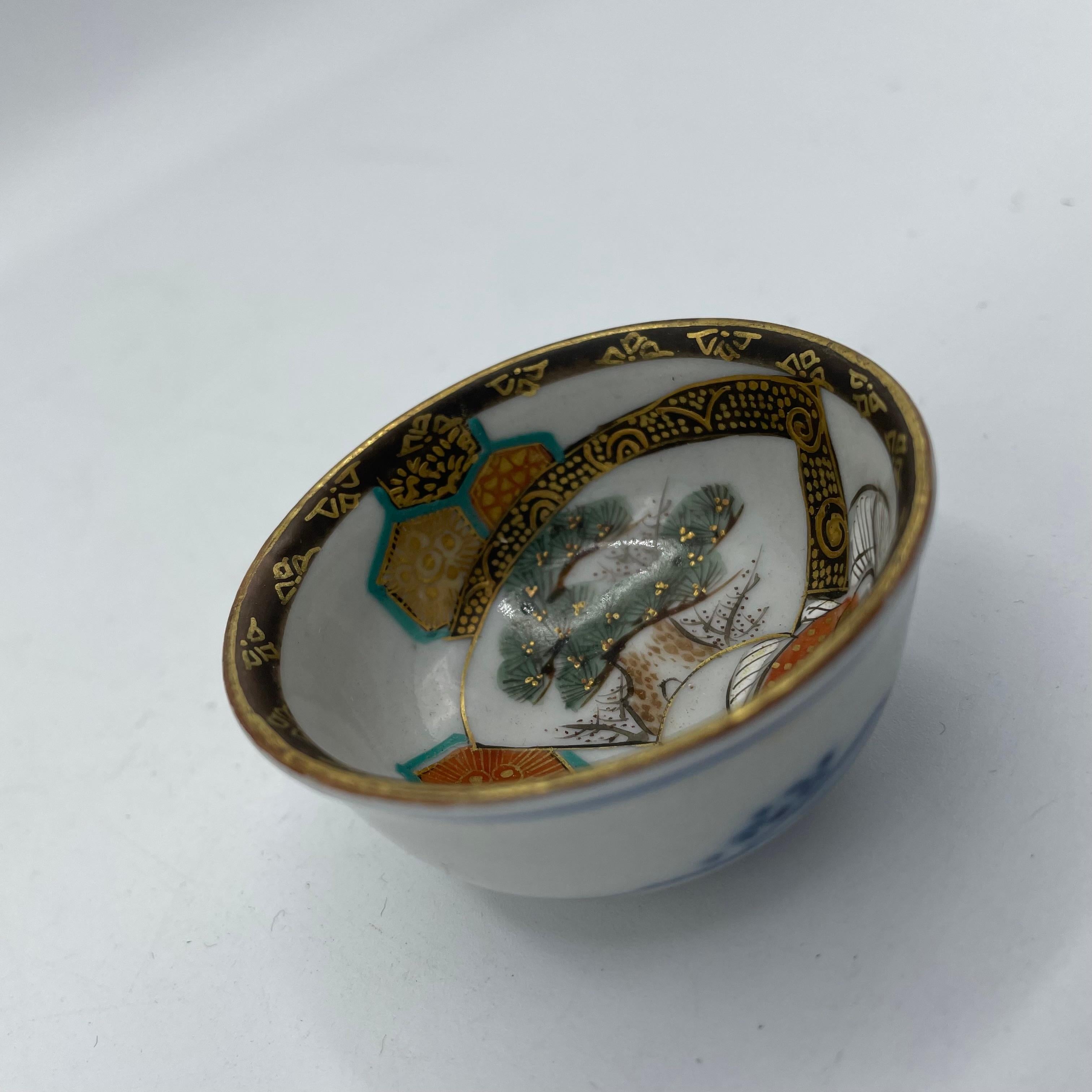 Japanische Sake-Tasse 1970er Jahre Showa Porzellan Crane und Pine Tree Kutani ware im Zustand „Gut“ im Angebot in Paris, FR