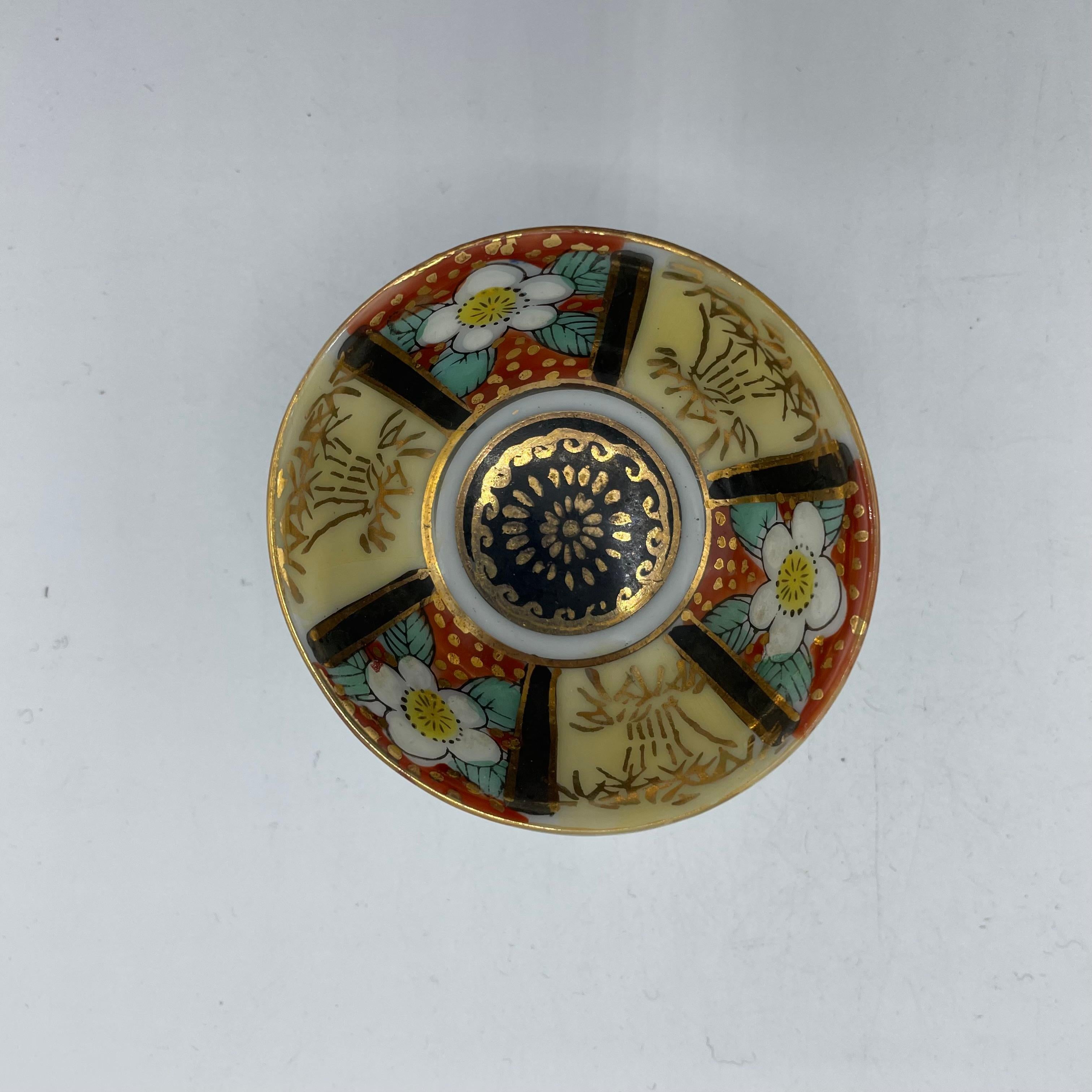 Se trata de una taza pequeña para beber sake. En japonés se llama Ochoko.
Se fabricó en la época showa, en torno a la década de 1980.  Está hecho con porcelana y todo pintado a mano. 
Se trata de cerámica Kutani de la prefectura de Ishikawa.
El