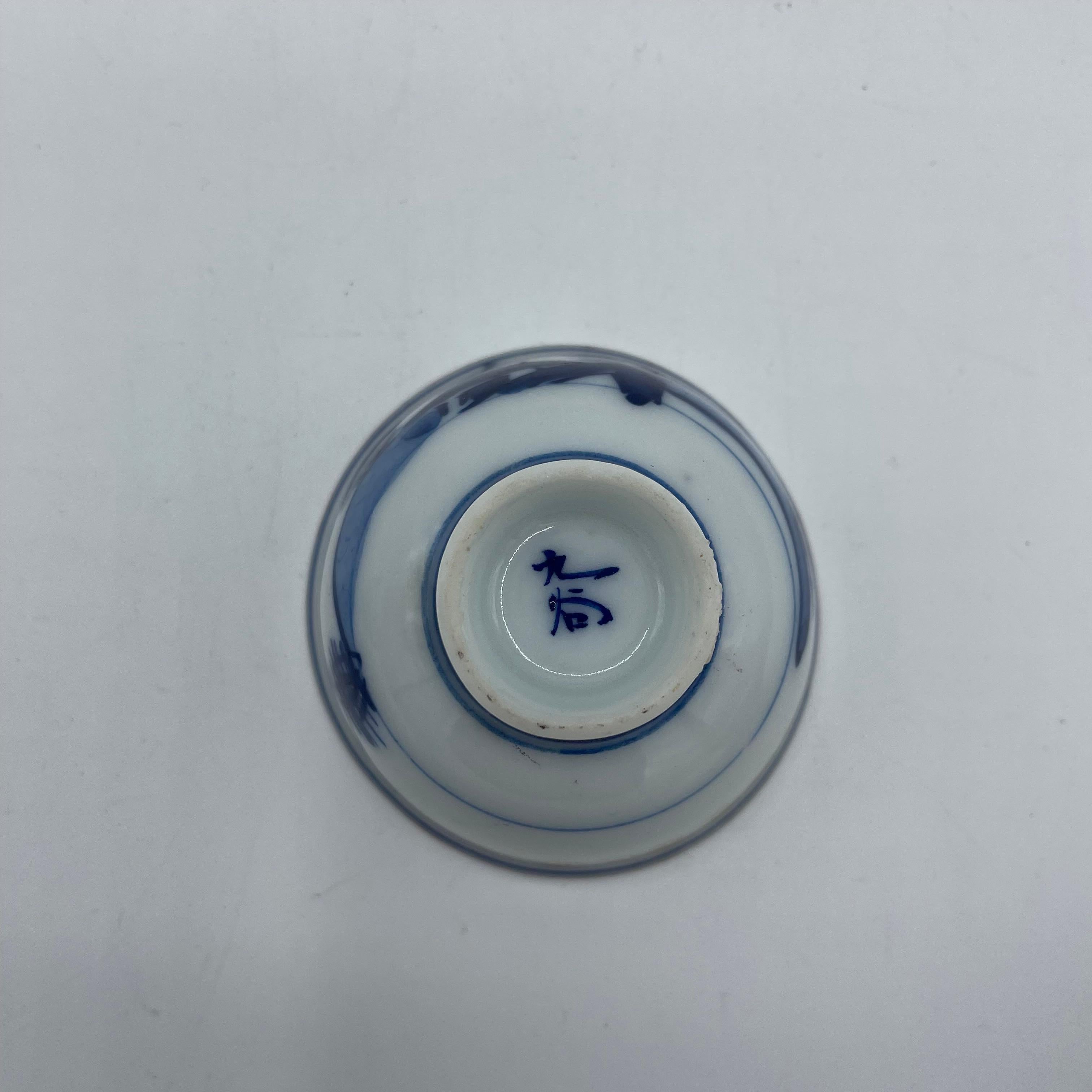 Taza de sake japonesa Conmemorativa del Ejército Ochoko Showa Porcelana loza Kutani Década de 1980 Pintado a mano en venta