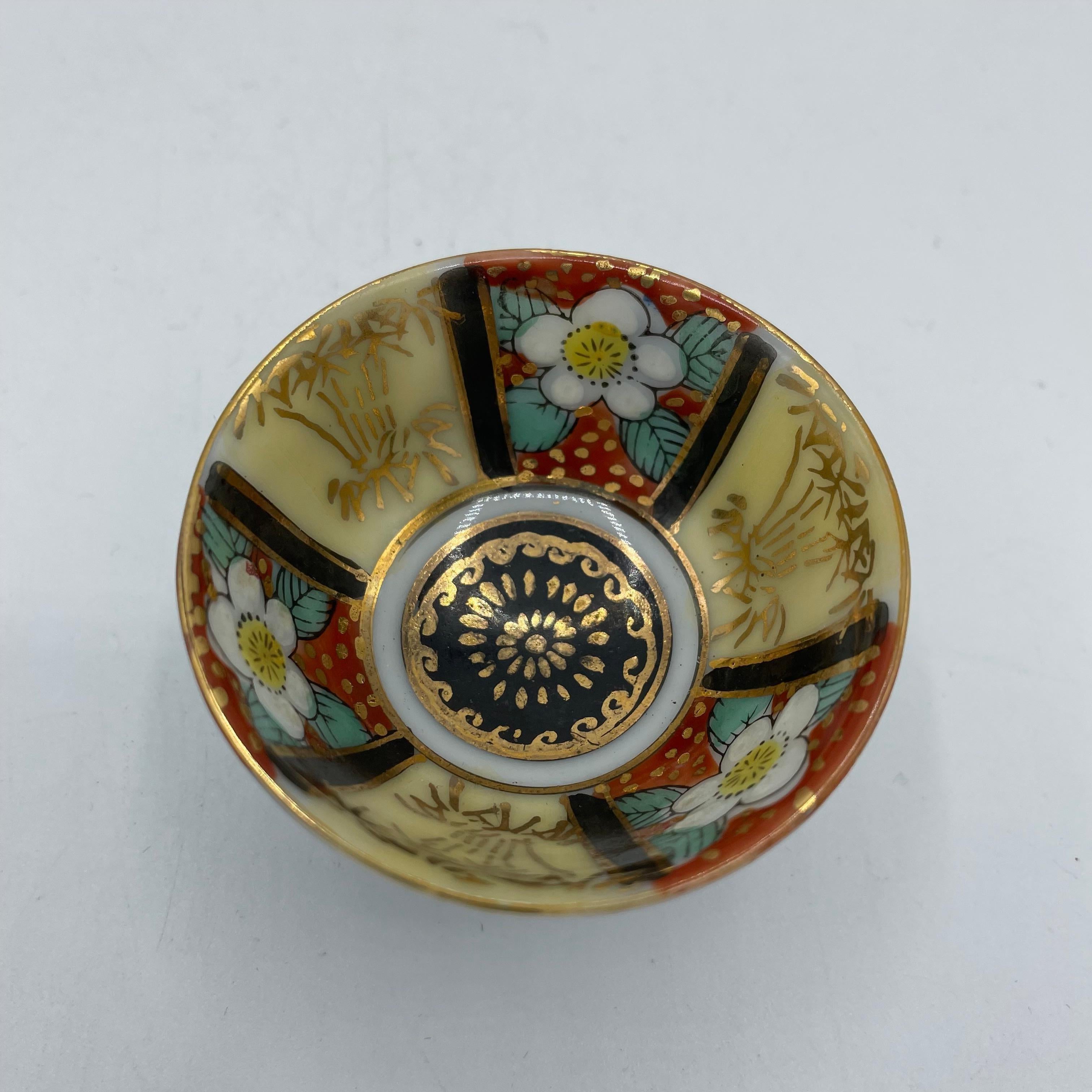 Taza de sake japonesa Conmemorativa del Ejército Ochoko Showa Porcelana loza Kutani Década de 1980 en venta 1