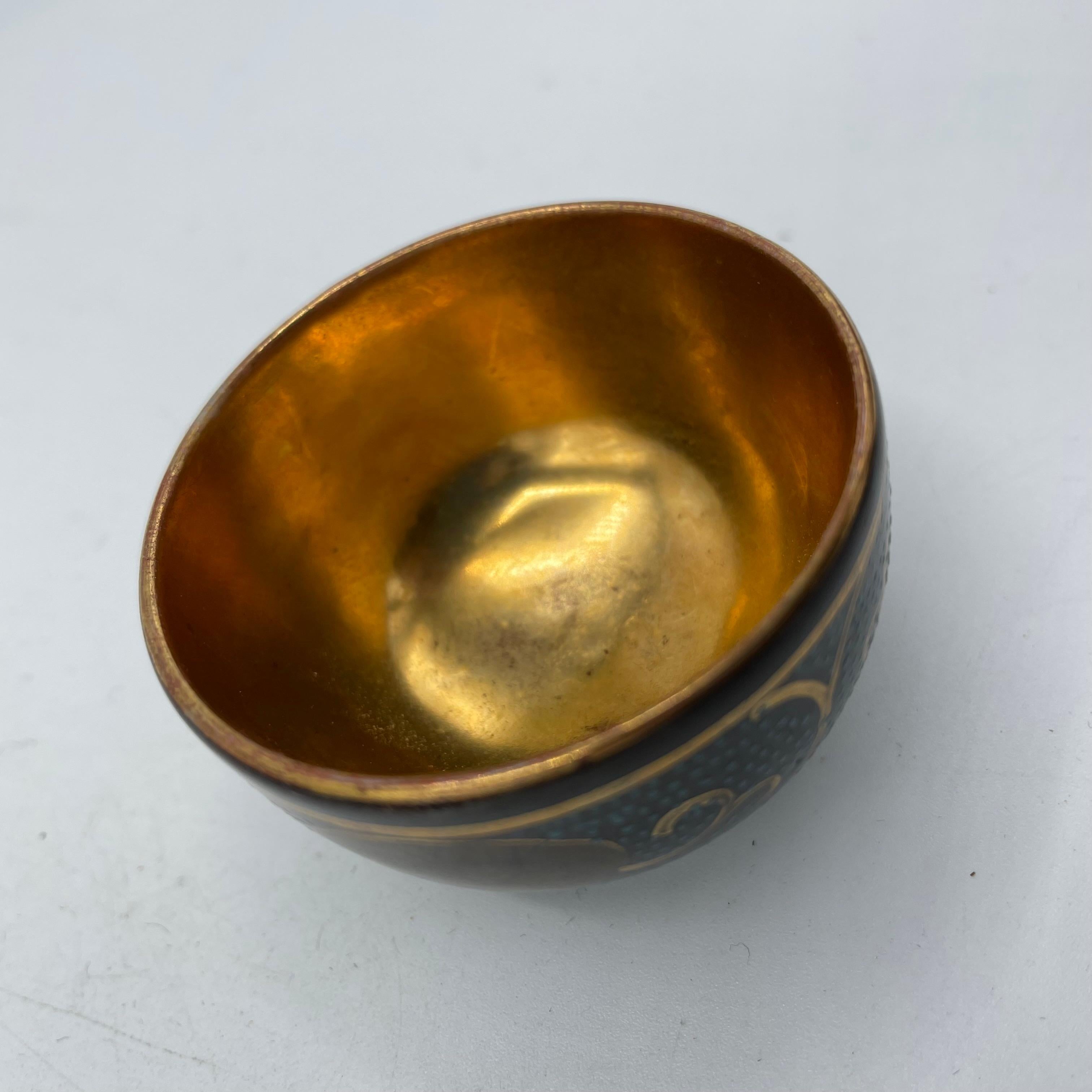 Japanische Sake-Tasse aus Porzellan in Gold, Kutani Ware, 1970er Jahre Showa (Handbemalt) im Angebot