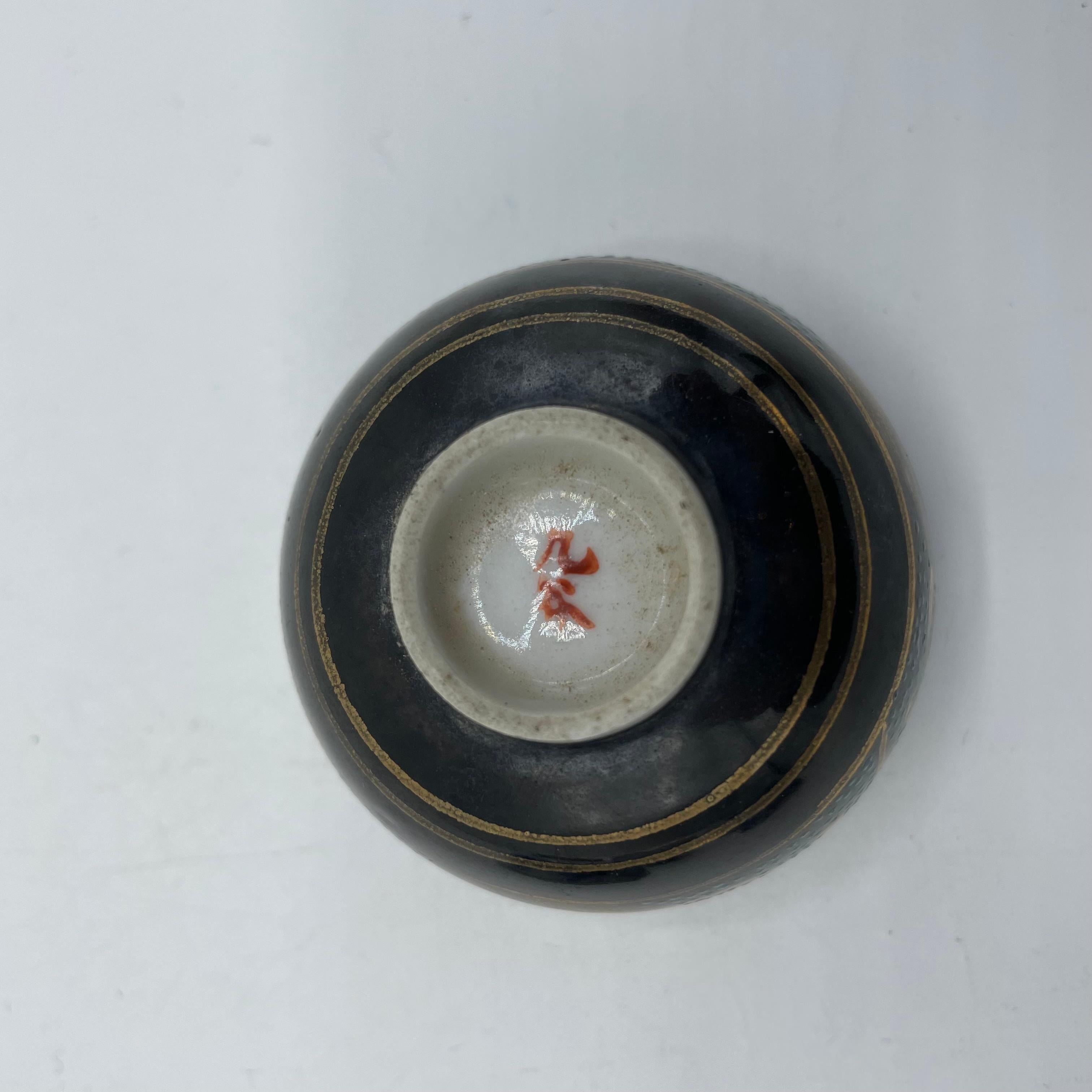Japanische Sake-Tasse aus Porzellan in Gold, Kutani Ware, 1970er Jahre Showa im Zustand „Relativ gut“ im Angebot in Paris, FR