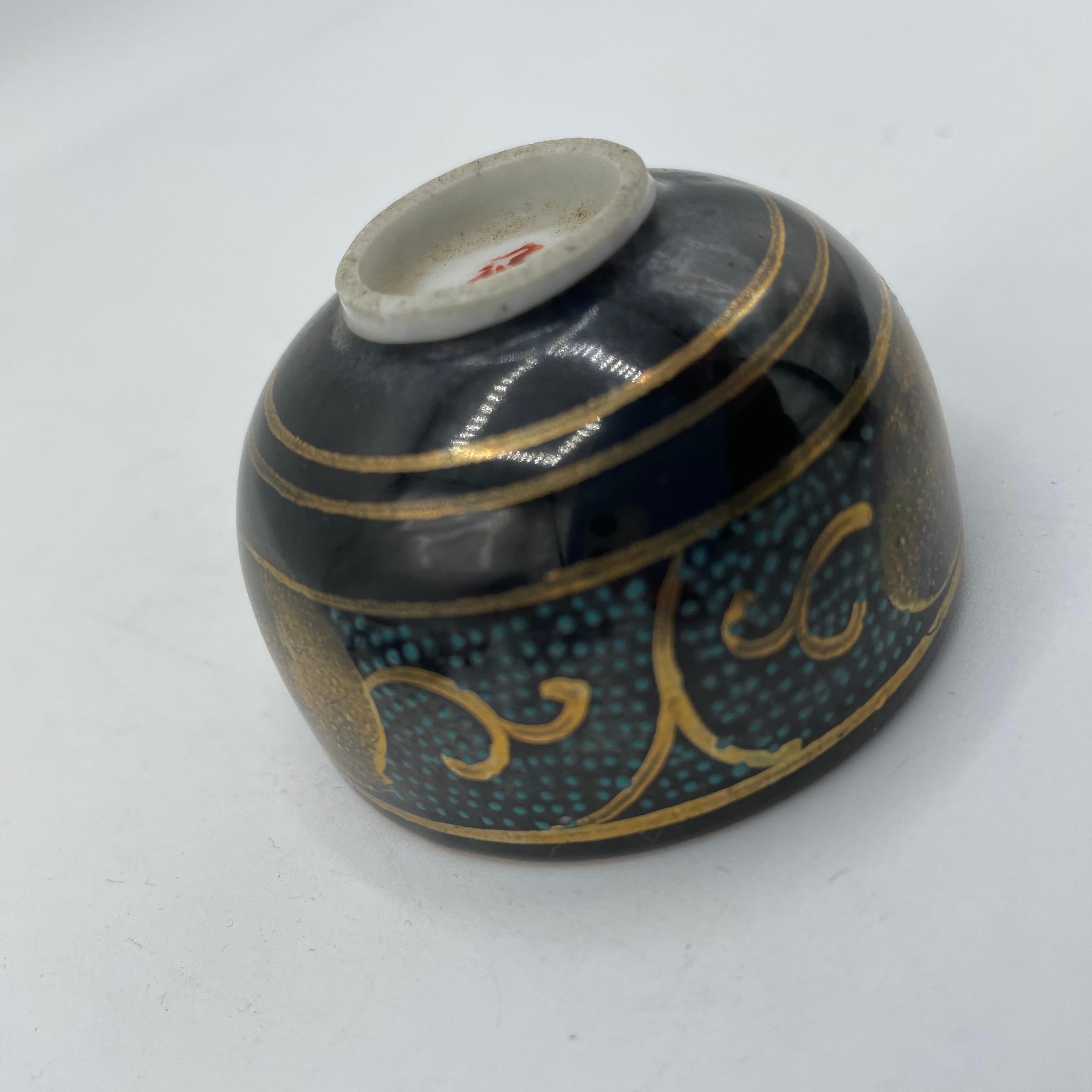 Japanische Sake-Tasse aus Porzellan in Gold, Kutani Ware, 1970er Jahre Showa (Ende des 20. Jahrhunderts) im Angebot