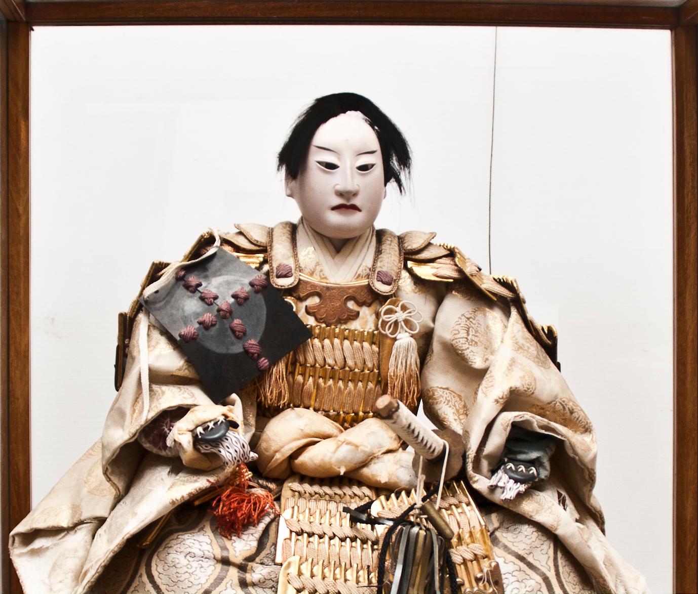 Schöne antike Samurai-Puppe, japanische Manufaktur, Ende des 18. Jahrhunderts. 
Es ist ein Geschenk für Jungen, die erwachsen werden, und ist mit originalen Kleidern aus dem 18. Jahrhundert verziert. Schuhe und sogar das Schwert sind realistisch und