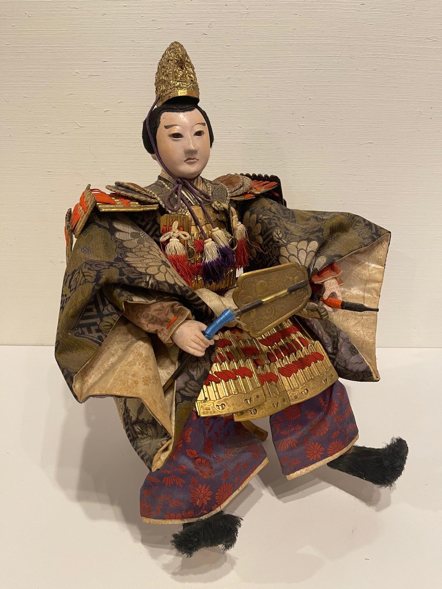 Japanische Samurai-Puppe oder -Figur, Meiji-Zeit, um 1830. Rock lila und roten Farben.
 