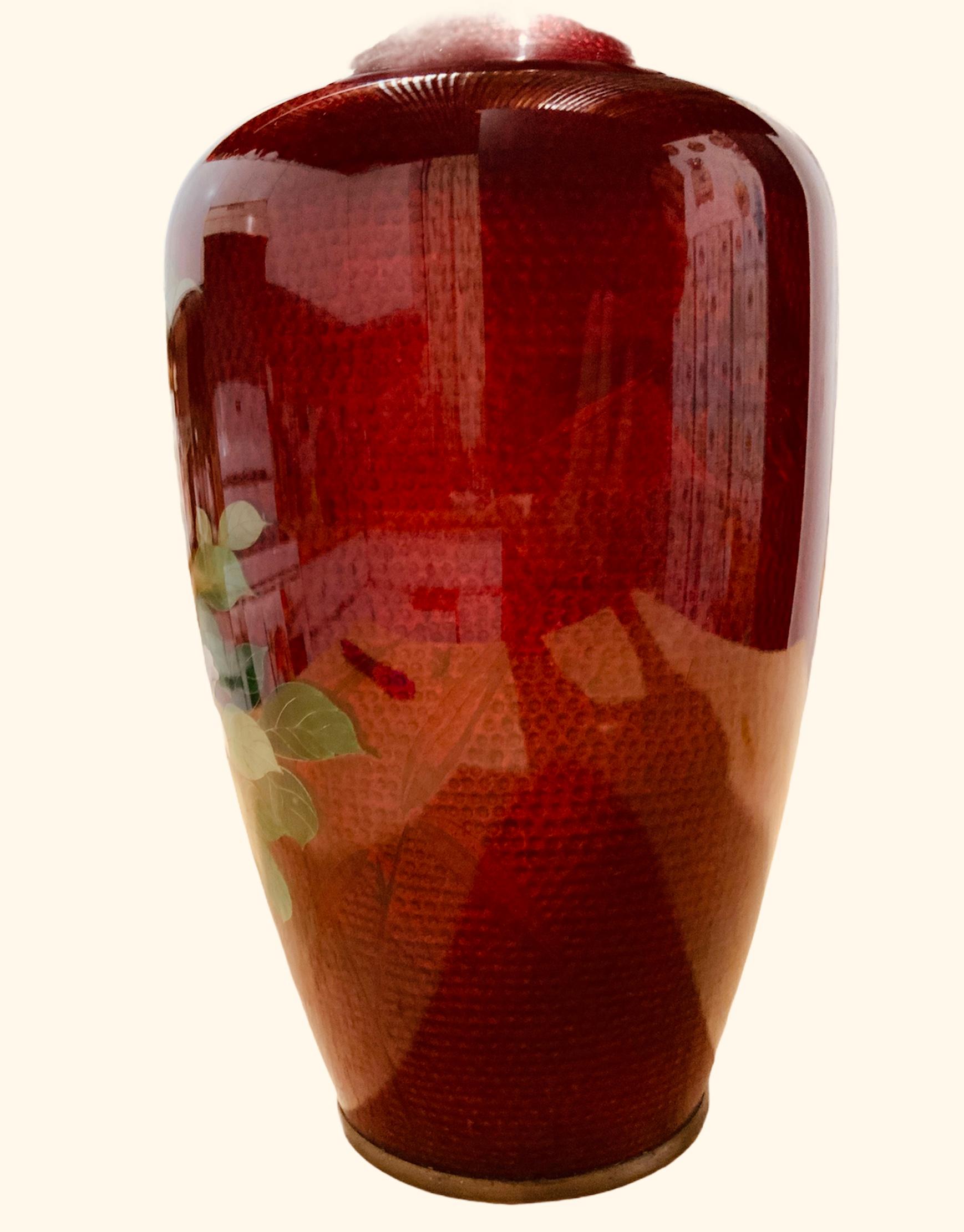 Japonisme Vase urne à feuilles rouges en émail cloisonné de style japonais Sato Ando Ginbari en vente