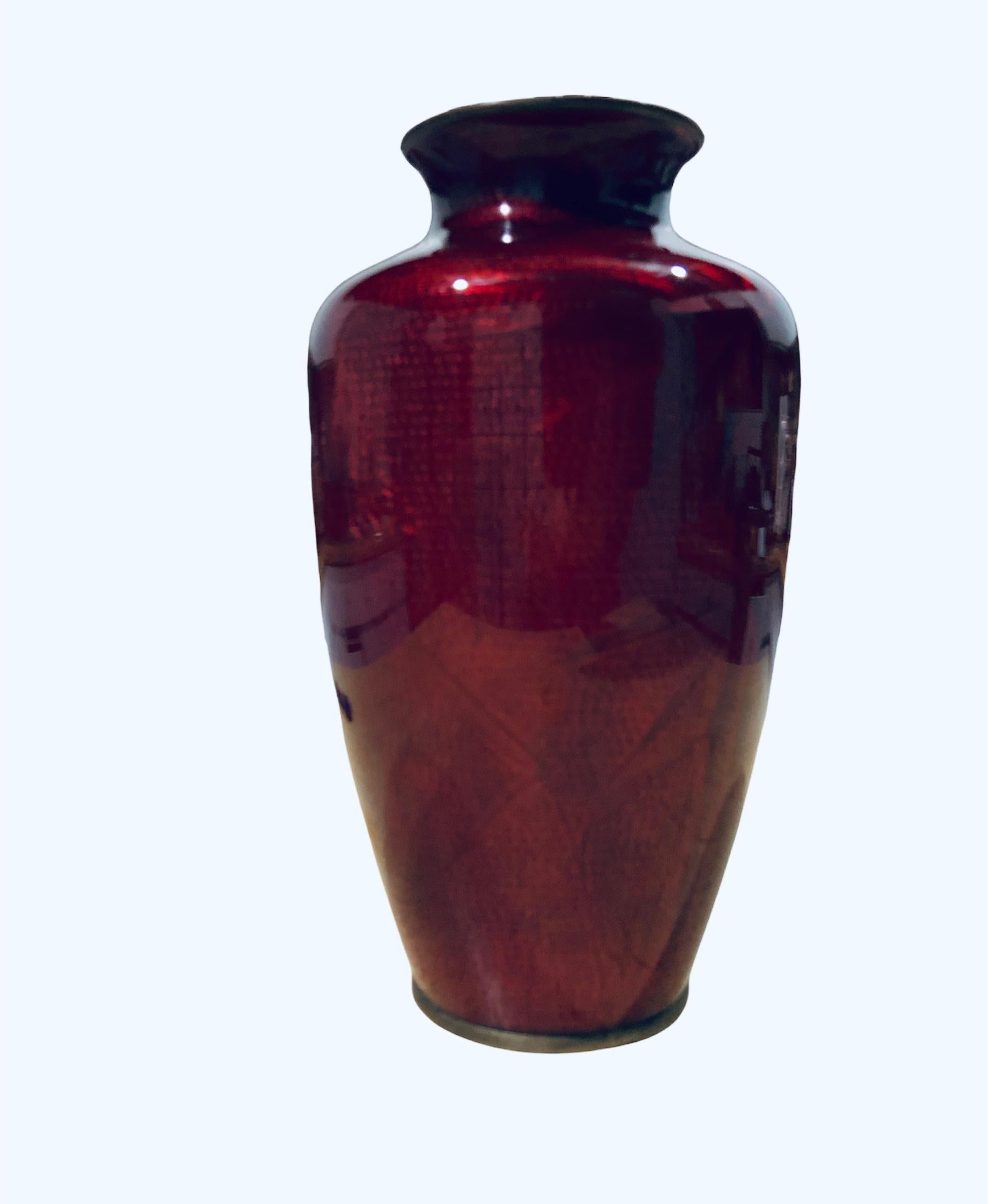 Japonais Vase urne à feuilles rouges en émail cloisonné de style japonais Sato Ando Ginbari en vente