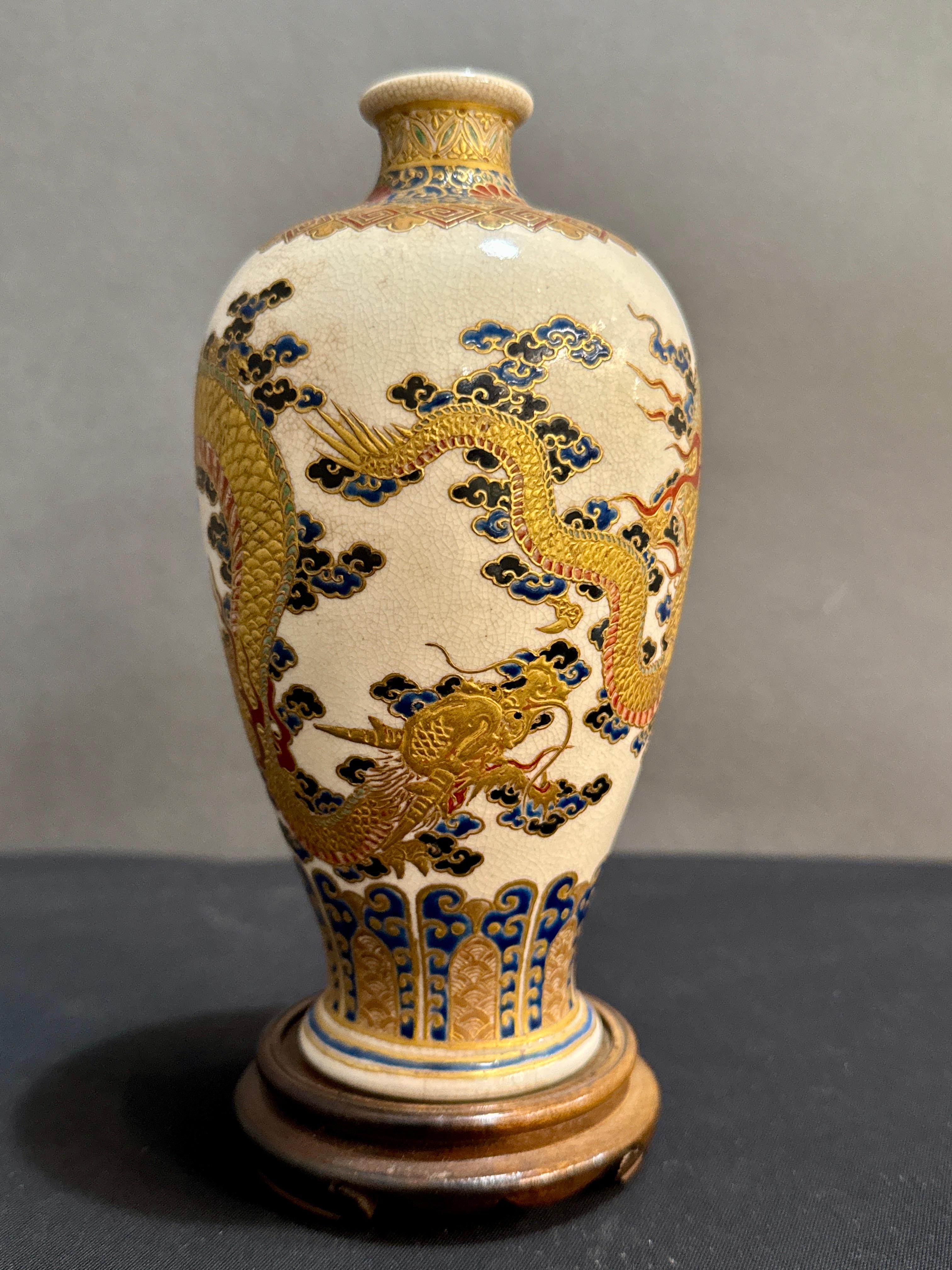 Fatto a mano Vaso giapponese Satsuma Dragon, periodo Meiji, 1900 circa, Giappone in vendita