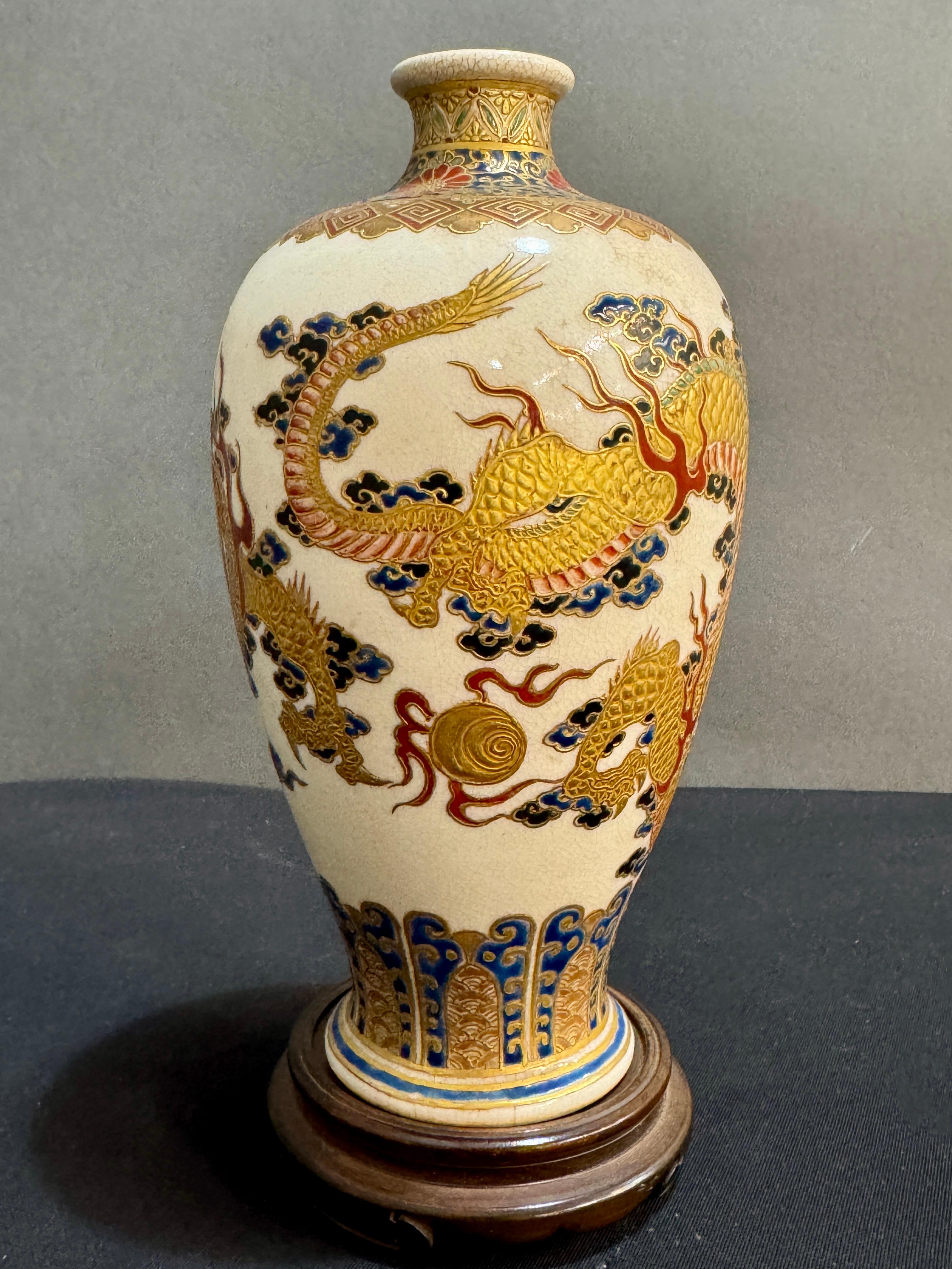 Inizio XX secolo Vaso giapponese Satsuma Dragon, periodo Meiji, 1900 circa, Giappone in vendita