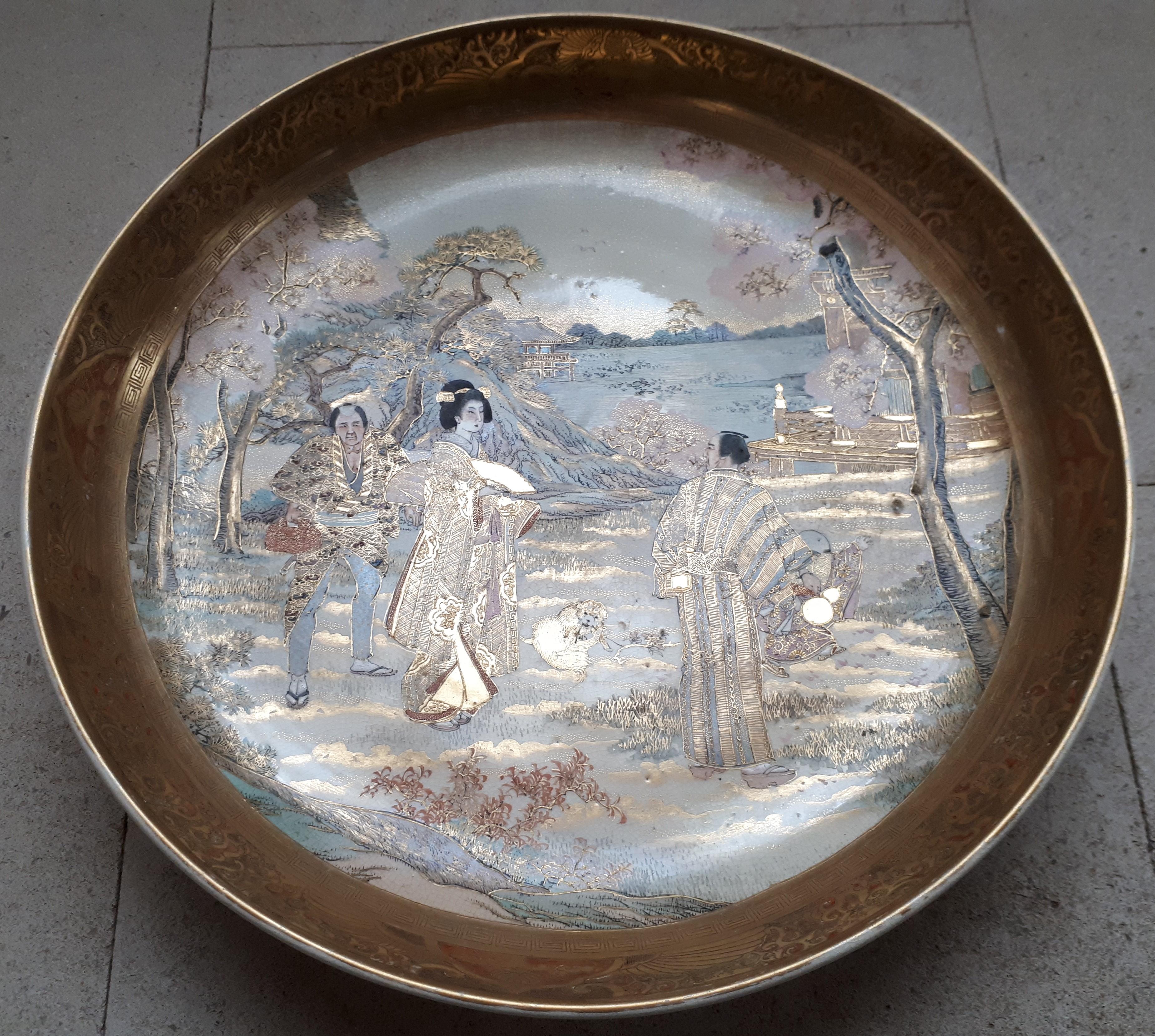Exceptional Satsuma earthenware dish of incredible finesse.
A work of art which, without a doubt, required several dozen hours of meticulous work. But what a result !!!
Japan around 1900.