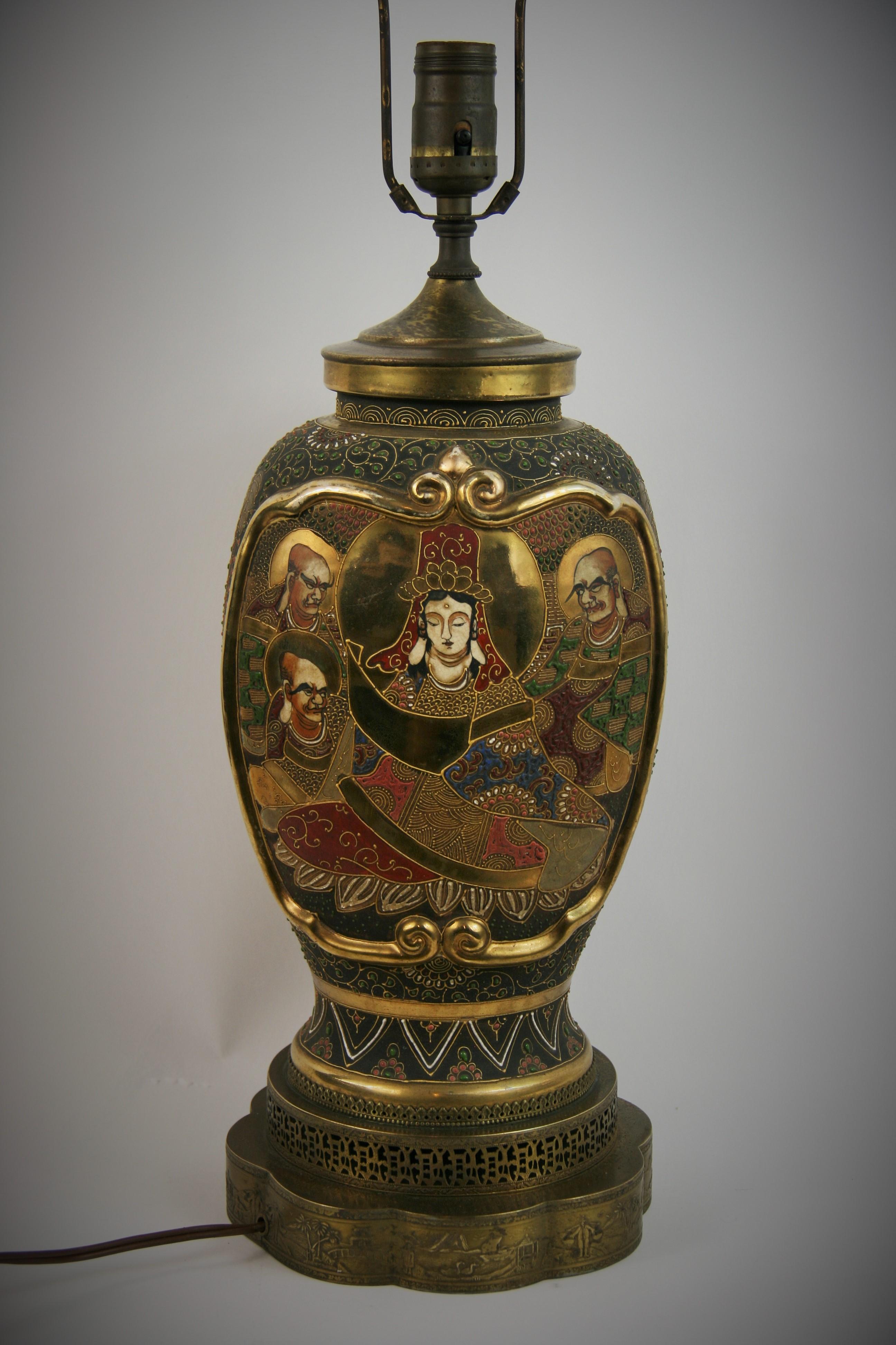  8-272 Vase ancien en porcelaine japonaise Satsuma peint à la main avec des détails dorés en relief, électrifié en lampe de table.
Circa 1920

Posé sur une base personnalisée en laiton avec des détails scéniques. Épi de faîtage pagode doré
Accepte