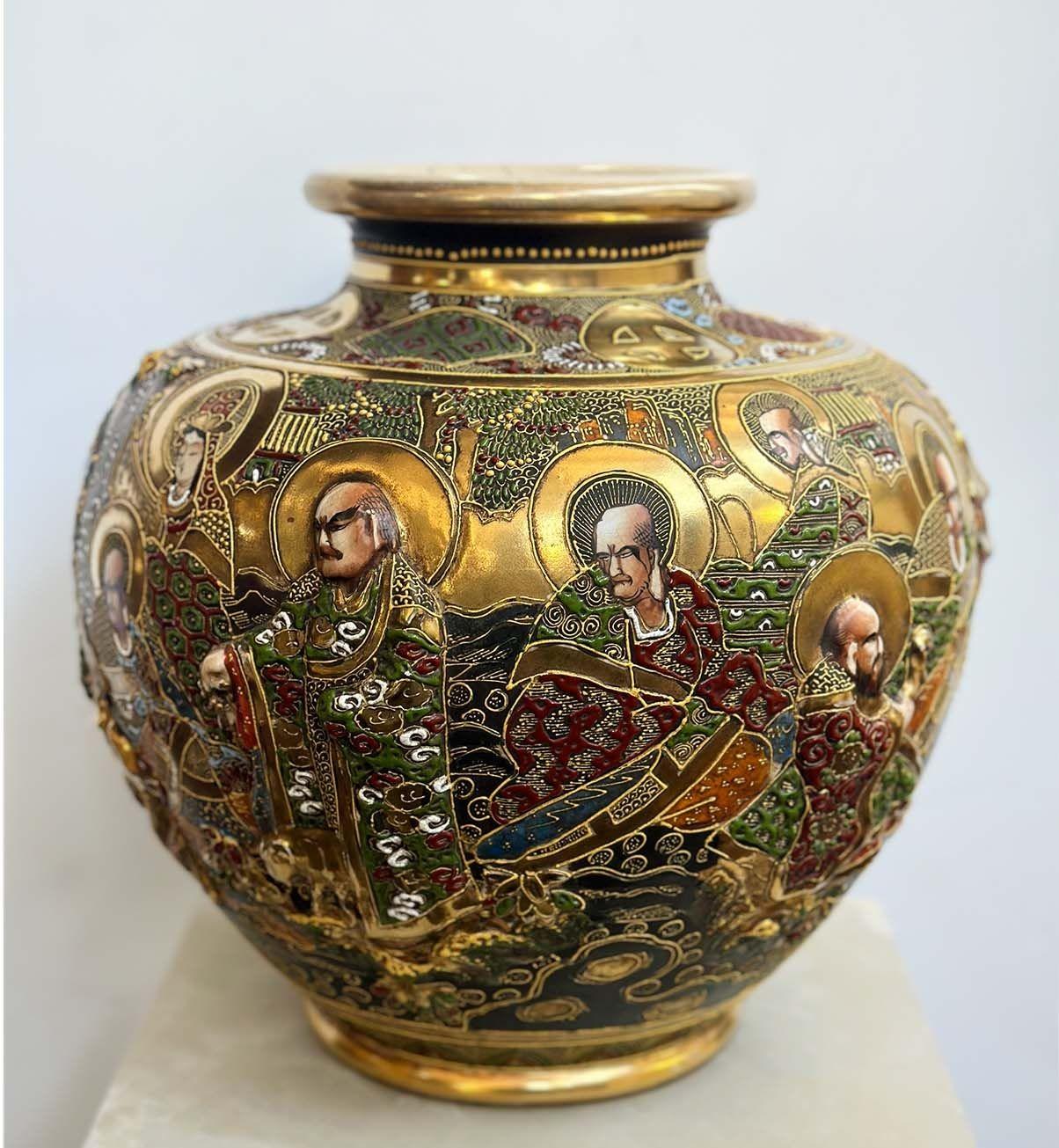 Antike Satsuma Vase aus vergoldetem Porzellan mit handgemalten unsterblichen Figuren rund um das Stück in Hochrelief. Hergestellt in Japan, um 1900.
*Inklusive Markierung auf dem Sockel.
Abmessungen:
11,5 