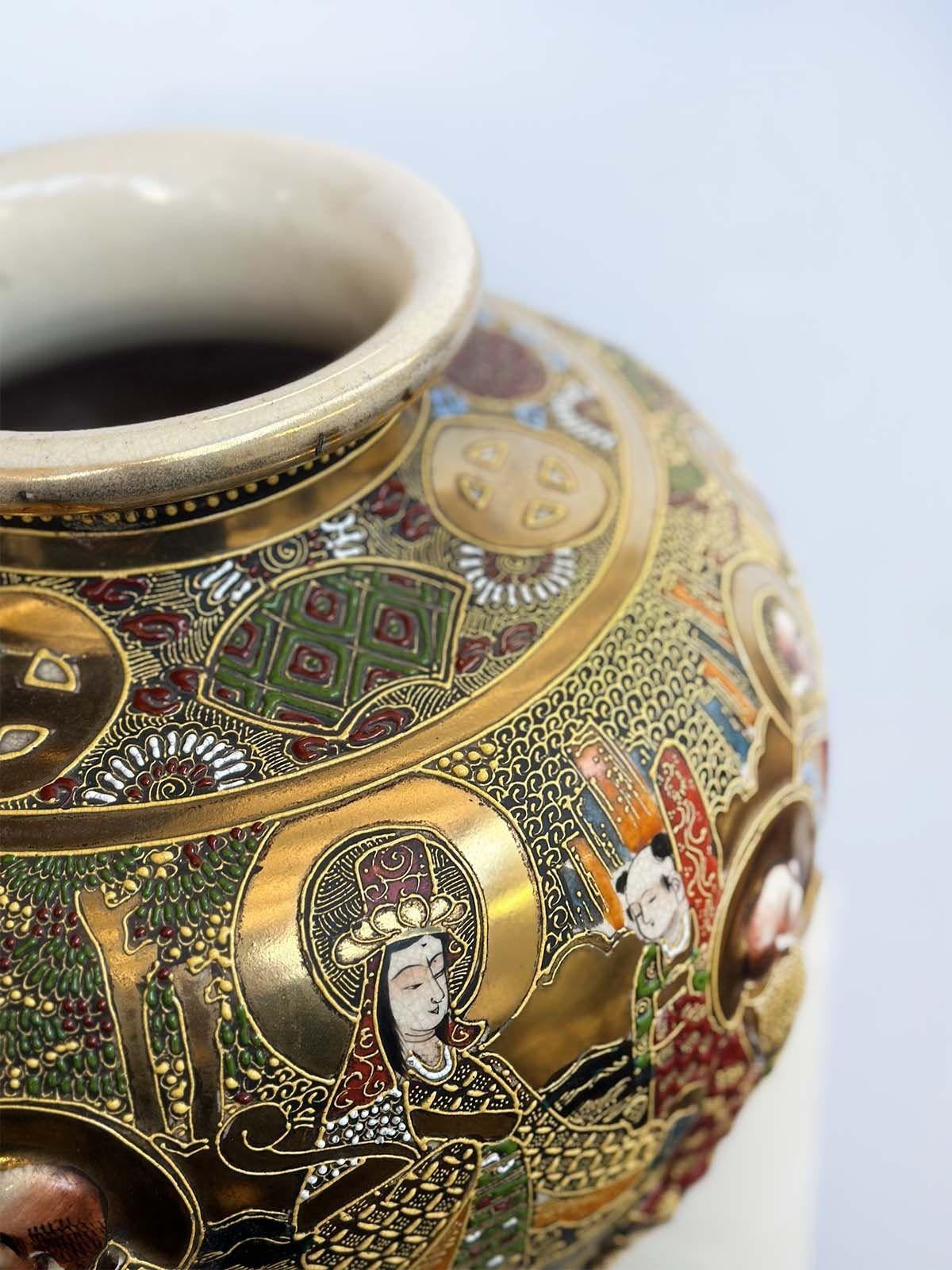 Japanische Satsuma-Vase „Immortals“ aus vergoldetem Porzellan, um 1900 (Frühes 20. Jahrhundert) im Angebot