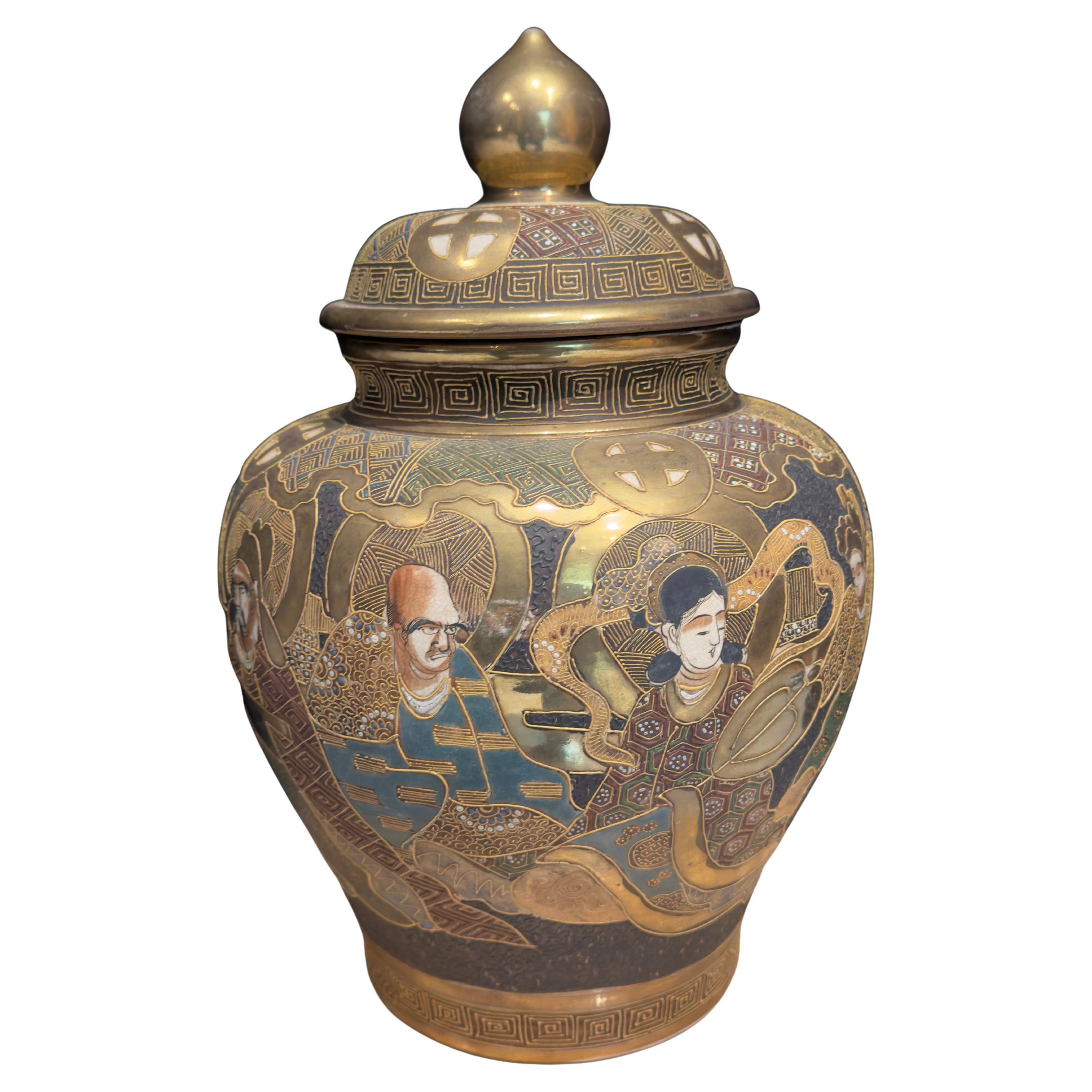 Japanische Satsuma-Deckelvase, Steingut, Meiji bis Taishō, 39cm im Angebot