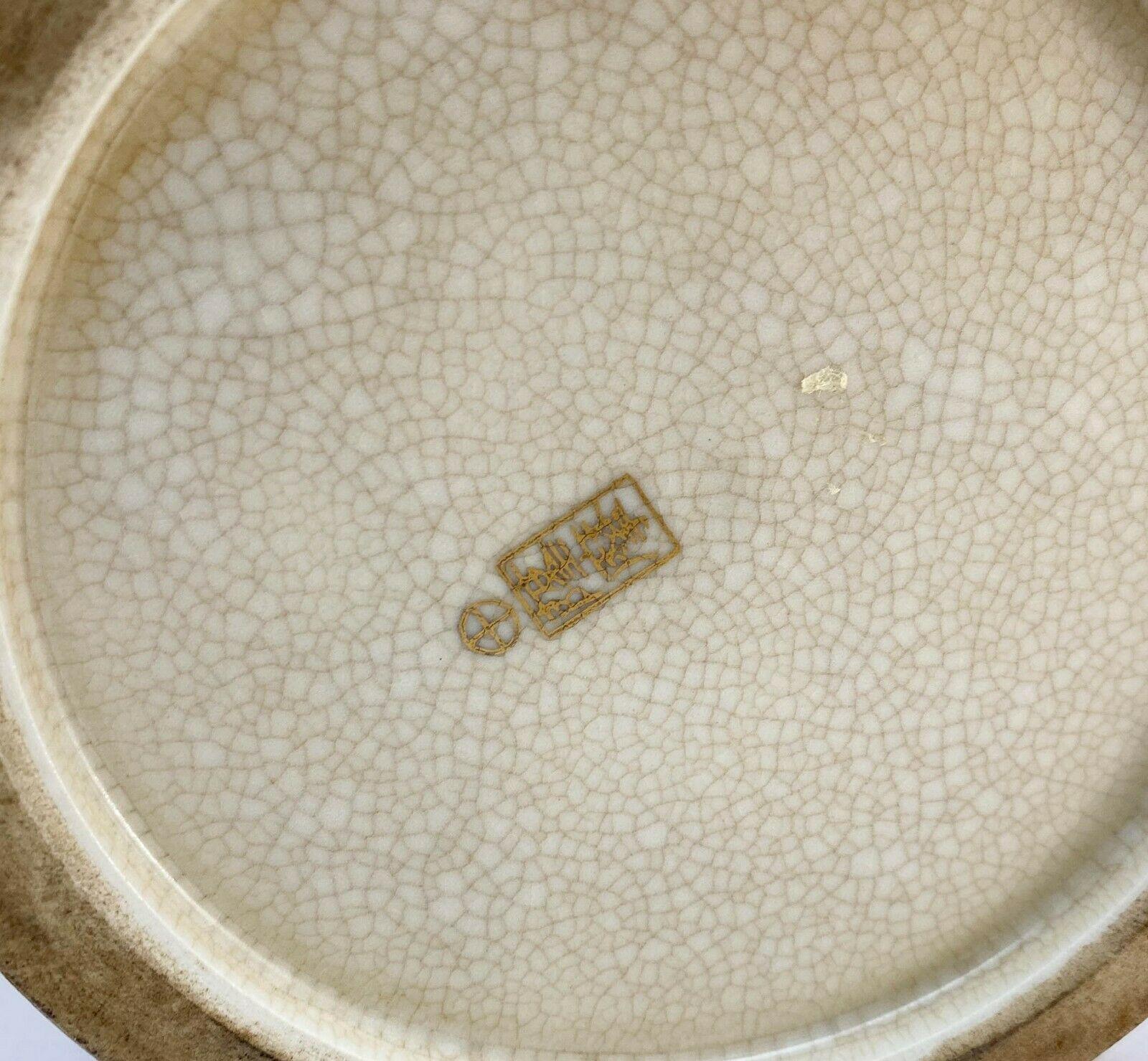 Doré Urne à couvercle en porcelaine japonaise Satsuma Mille Fleur peinte à la main, probablement Meiji en vente