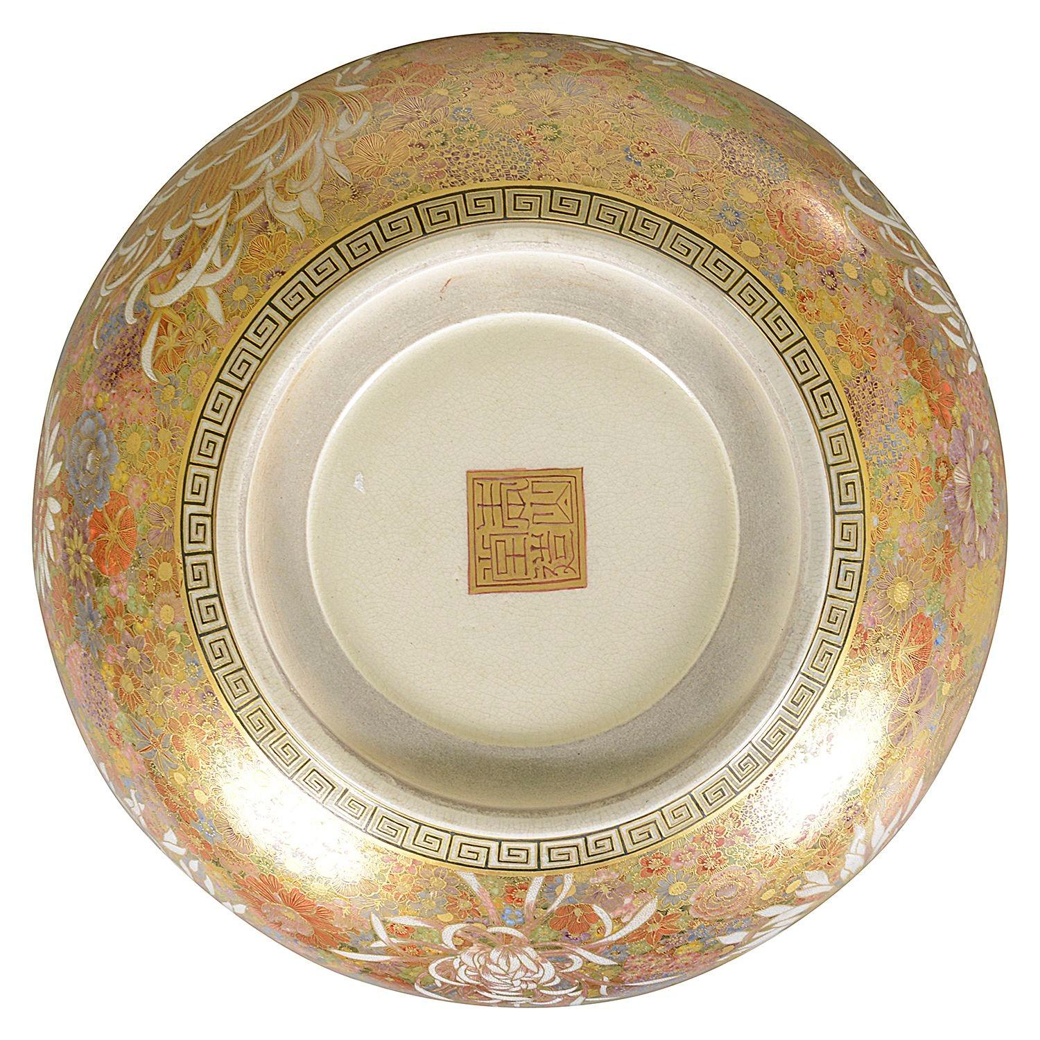 Bol Millefleur japonais Satsuma, période Meiji. 30 cm de diamètre. Bon état - En vente à Brighton, Sussex