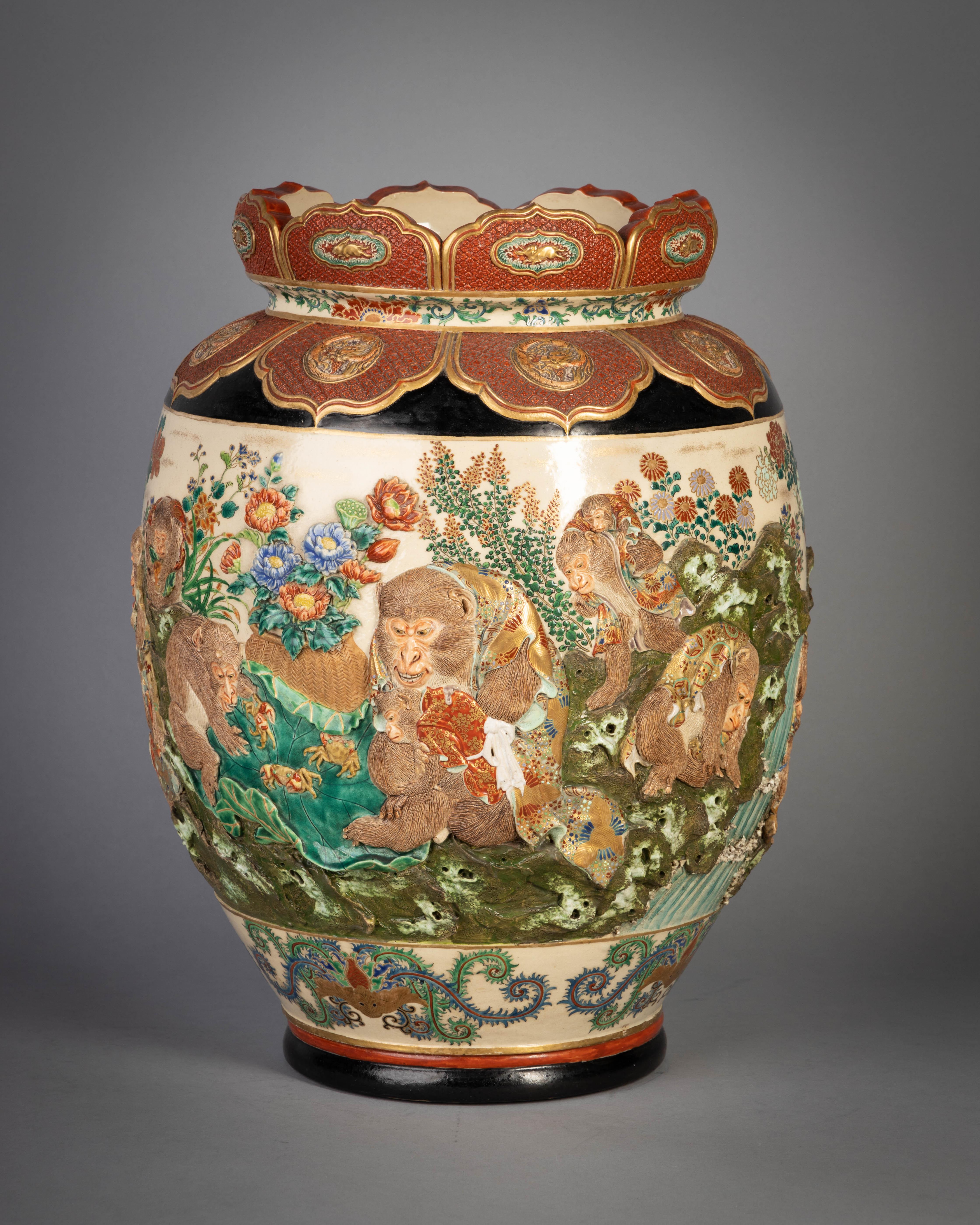 Giapponese Vaso giapponese Satsuma Monkey, 1880 circa in vendita
