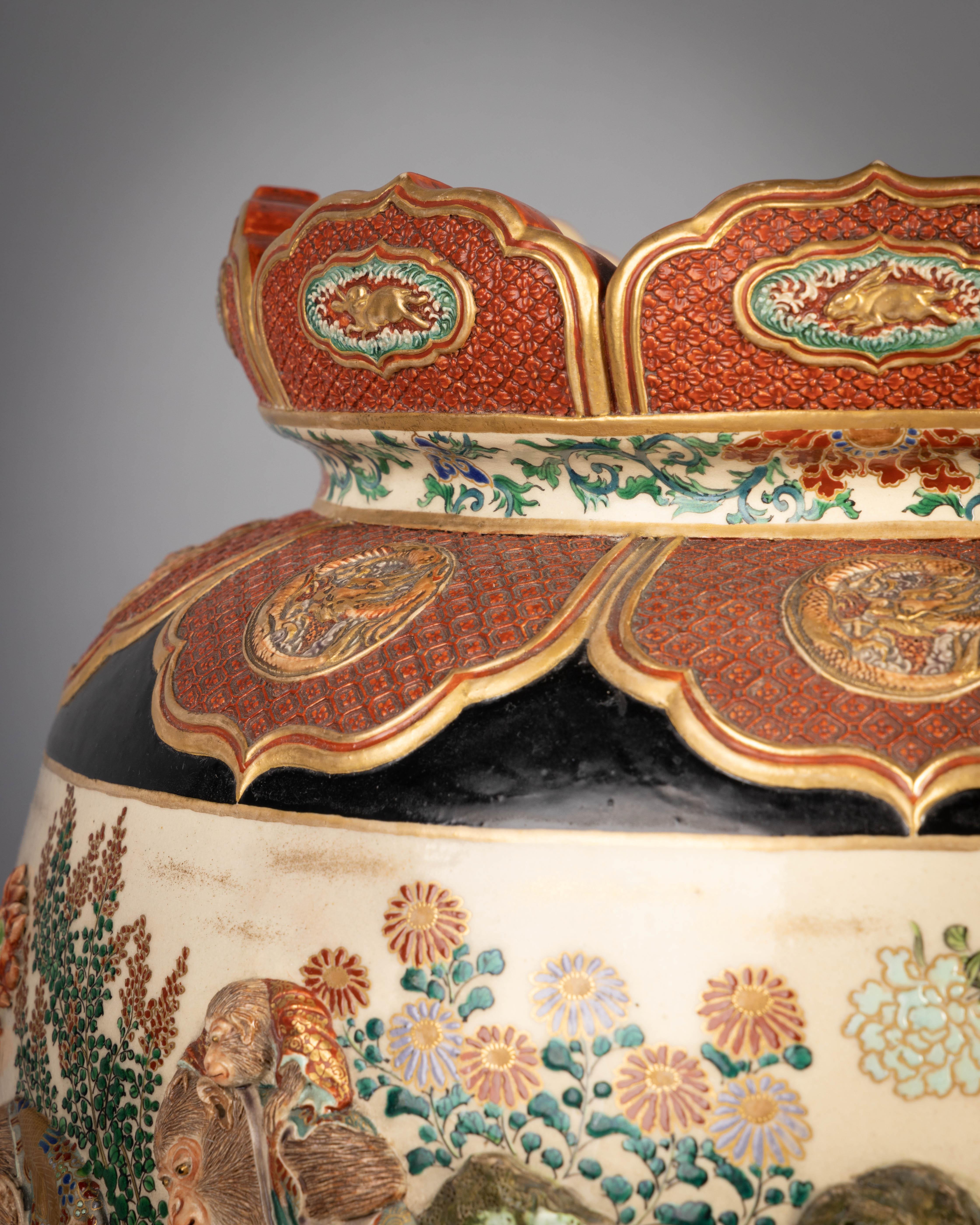 Fine XIX secolo Vaso giapponese Satsuma Monkey, 1880 circa in vendita