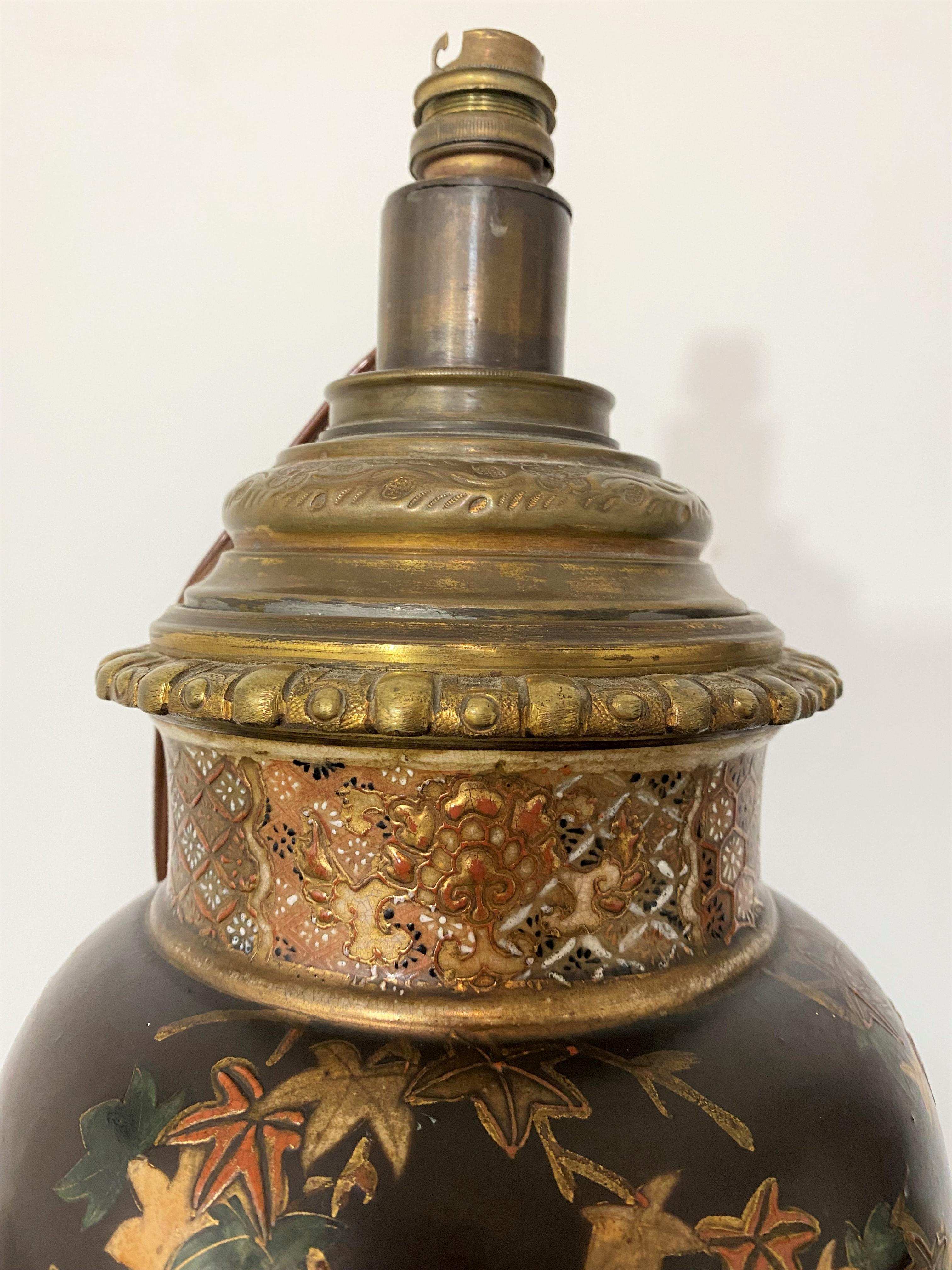 Vase japonais Satsuma en porcelaine et bronze transformé en lampe 19ème siècle en vente 4