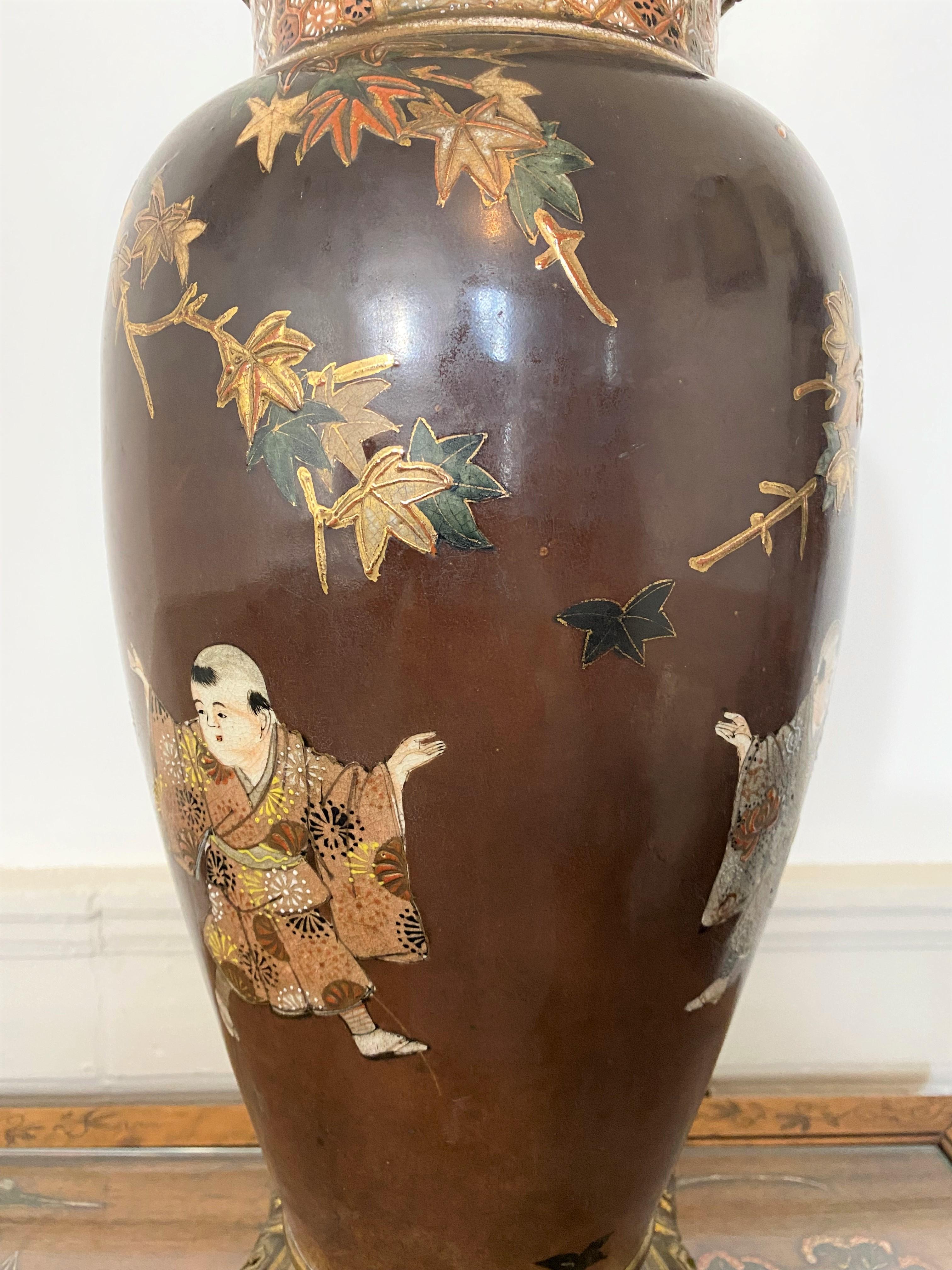 Belle et importante lampe japonaise en porcelaine de Satsuma et bronze doré du 19e siècle. Le corps de la lampe est en porcelaine de Satsuma, le fond est de couleur violette. On y voit apparaître 4 personnages : deux mères vêtues d'habits