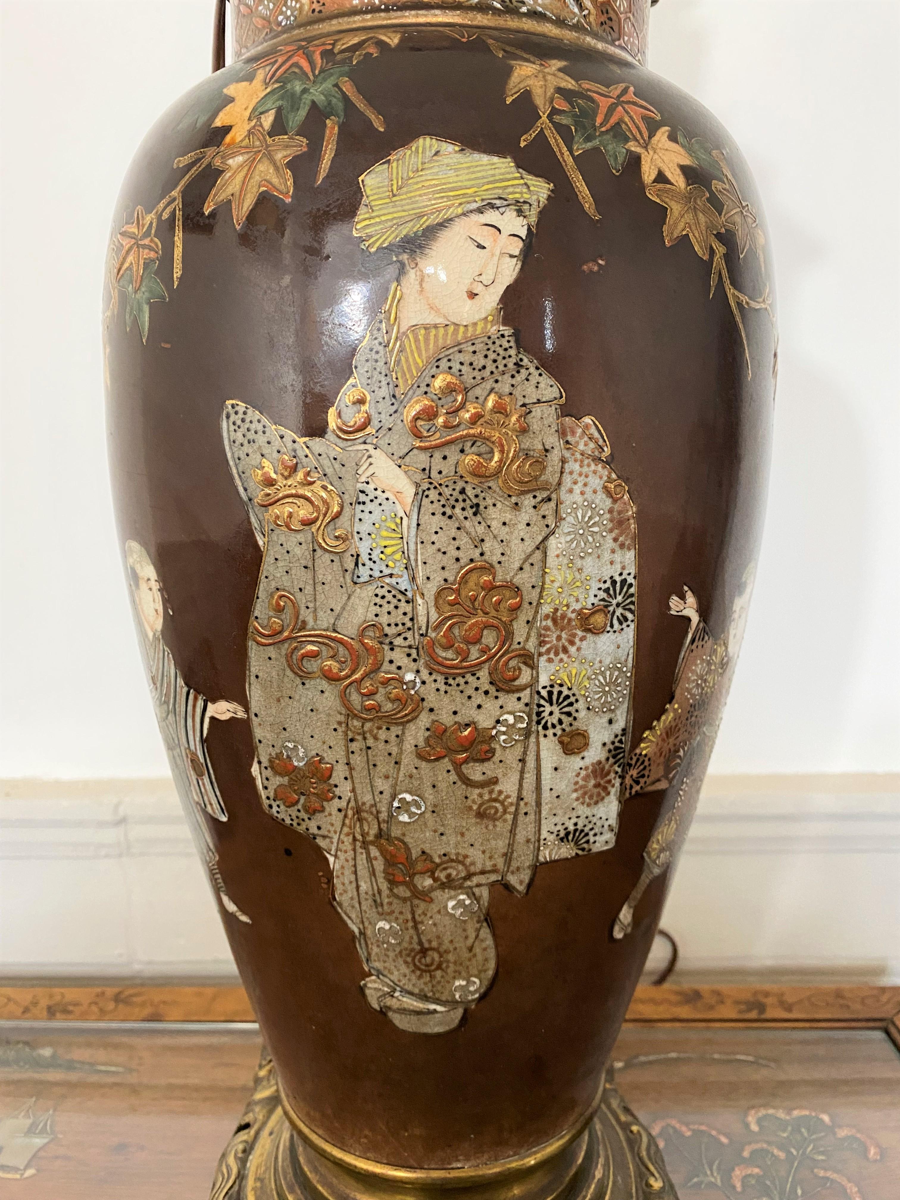XIXe siècle Vase japonais Satsuma en porcelaine et bronze transformé en lampe 19ème siècle  en vente