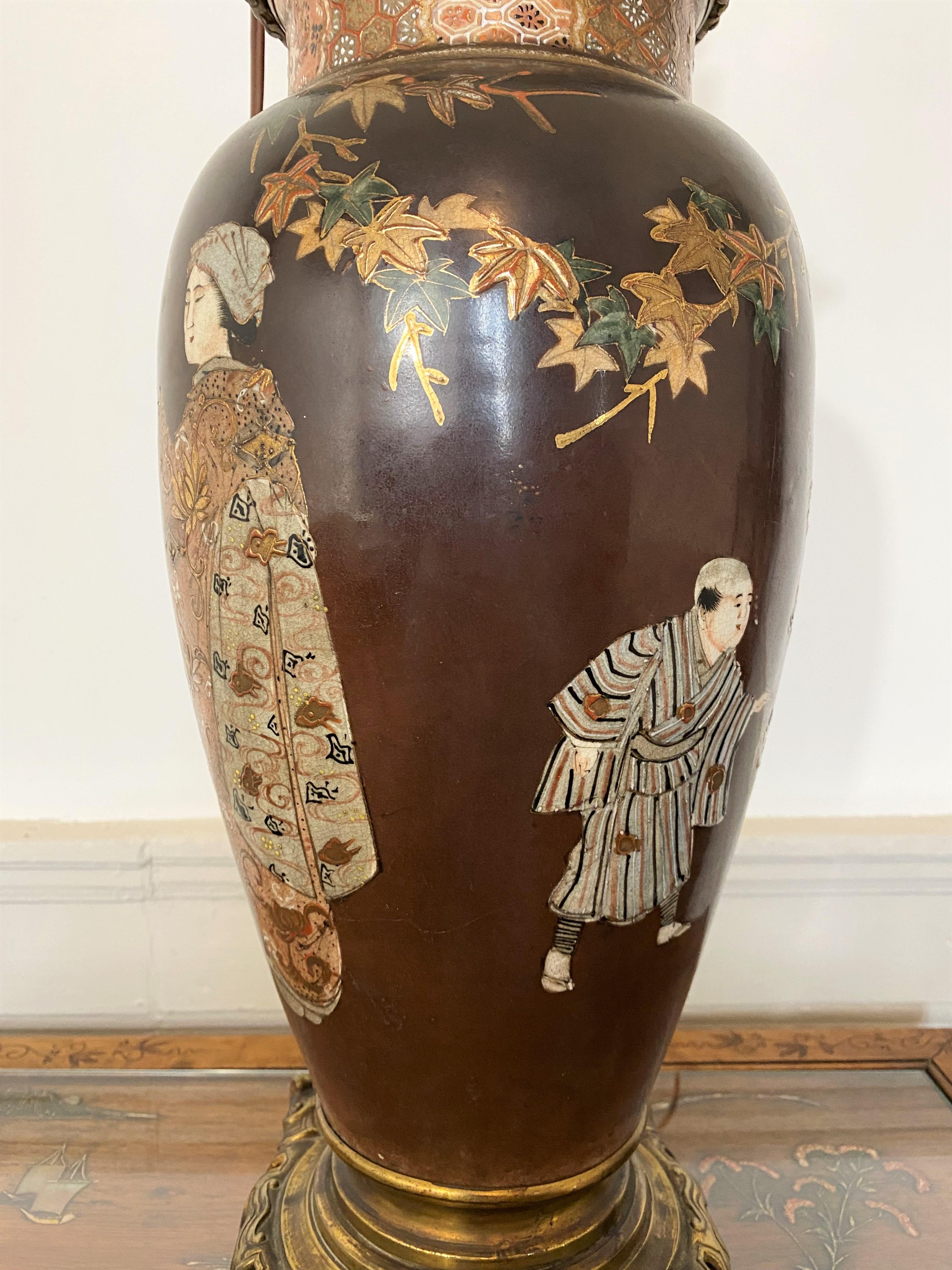 Vase japonais Satsuma en porcelaine et bronze transformé en lampe 19ème siècle  en vente 2