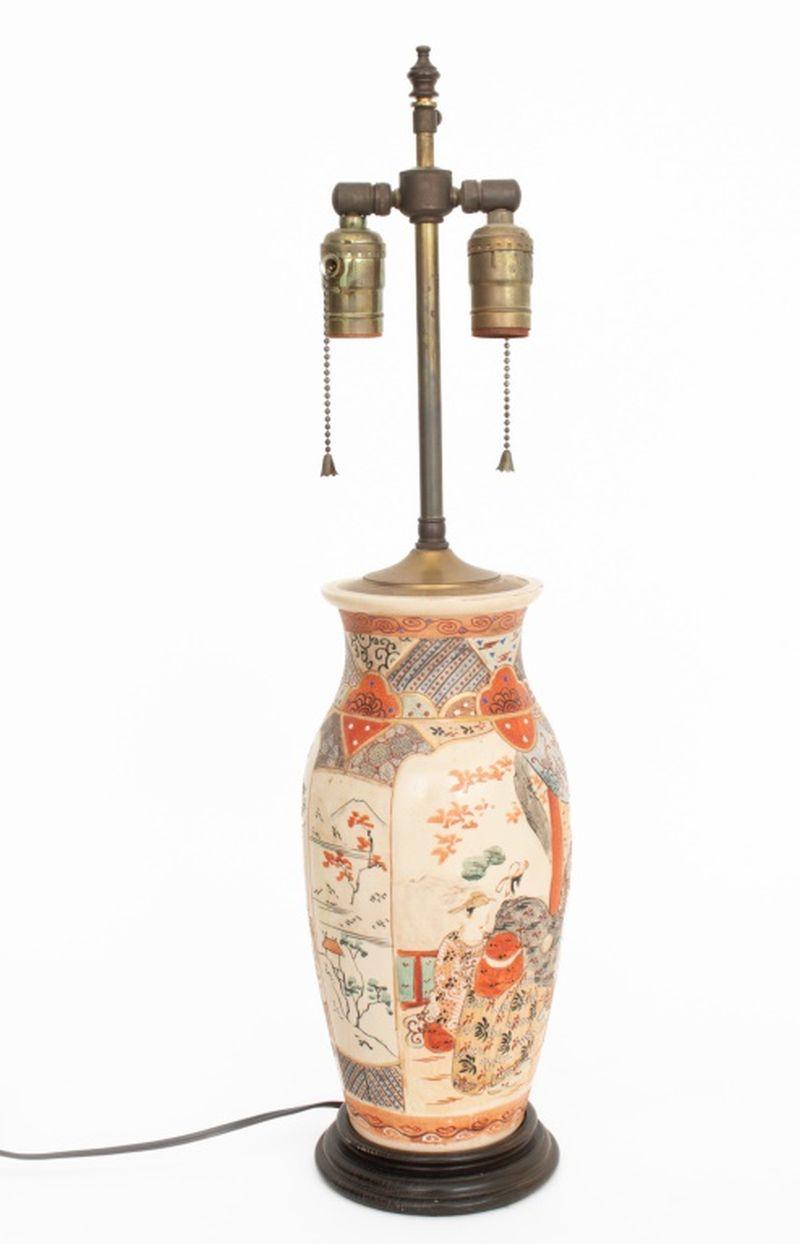Pareja de Jarrones Japoneses de Porcelana Satsuma Montados como Lámparas, diseño figurado en grupo con detalles dorados, sobre bases ebonizadas. 24,5