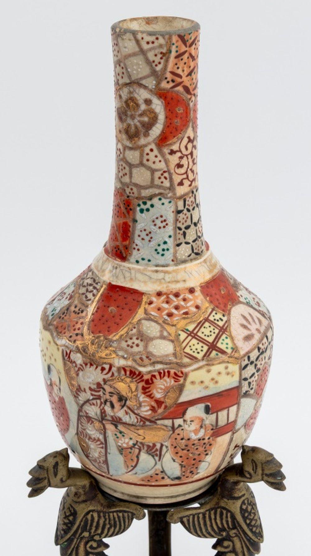 Jarrón botella de cerámica japonesa Satsuma, con escenas interiores figuradas pintadas y doradas, montado sobre base de grifo de latón. Total: 12,25
