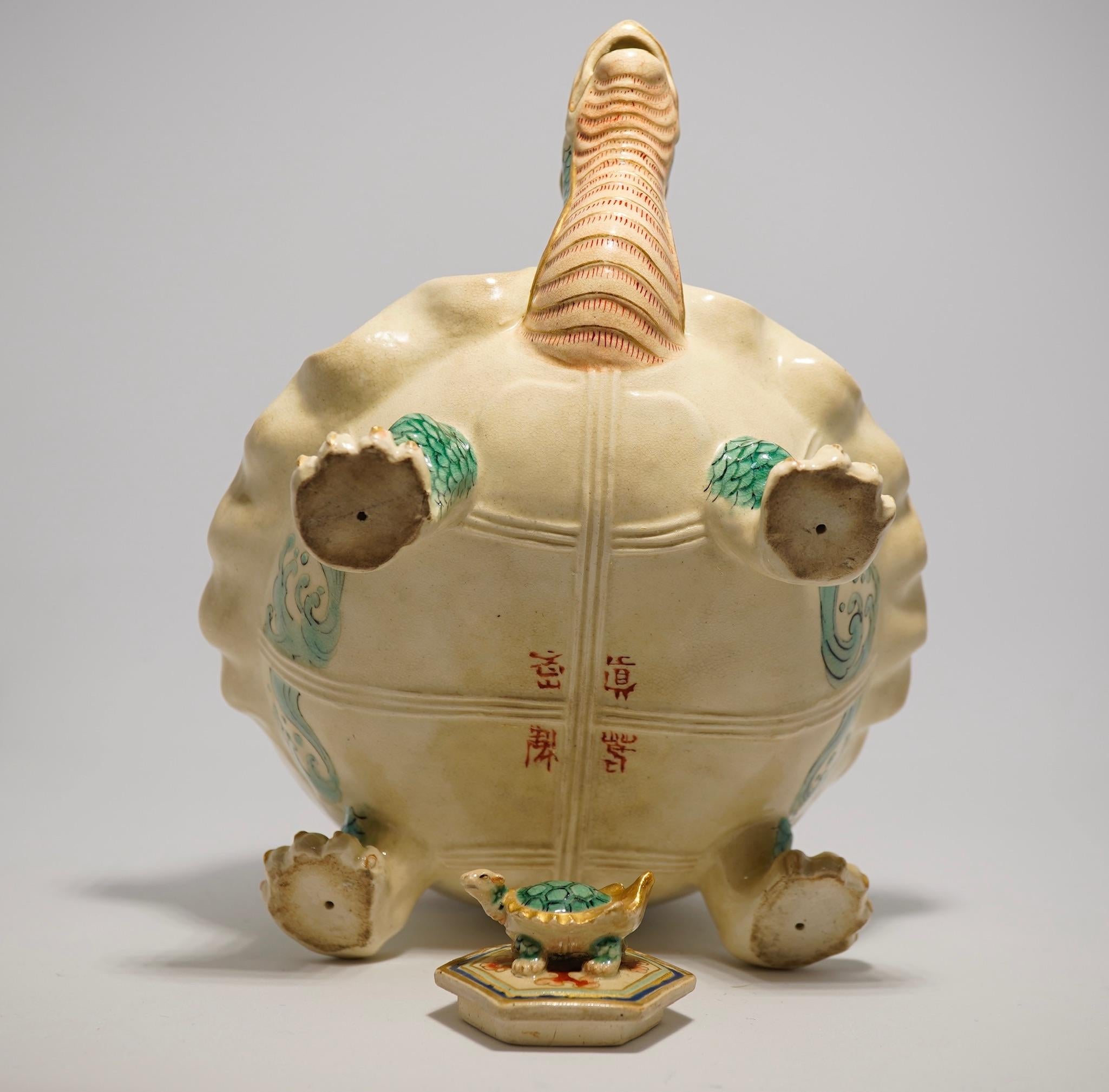 Japanese Satsuma Tea Kettle, Rare ‘Minogame’ Turtle Form, Signed Makuzu Kozan In Good Condition For Sale In Geelong, Victoria