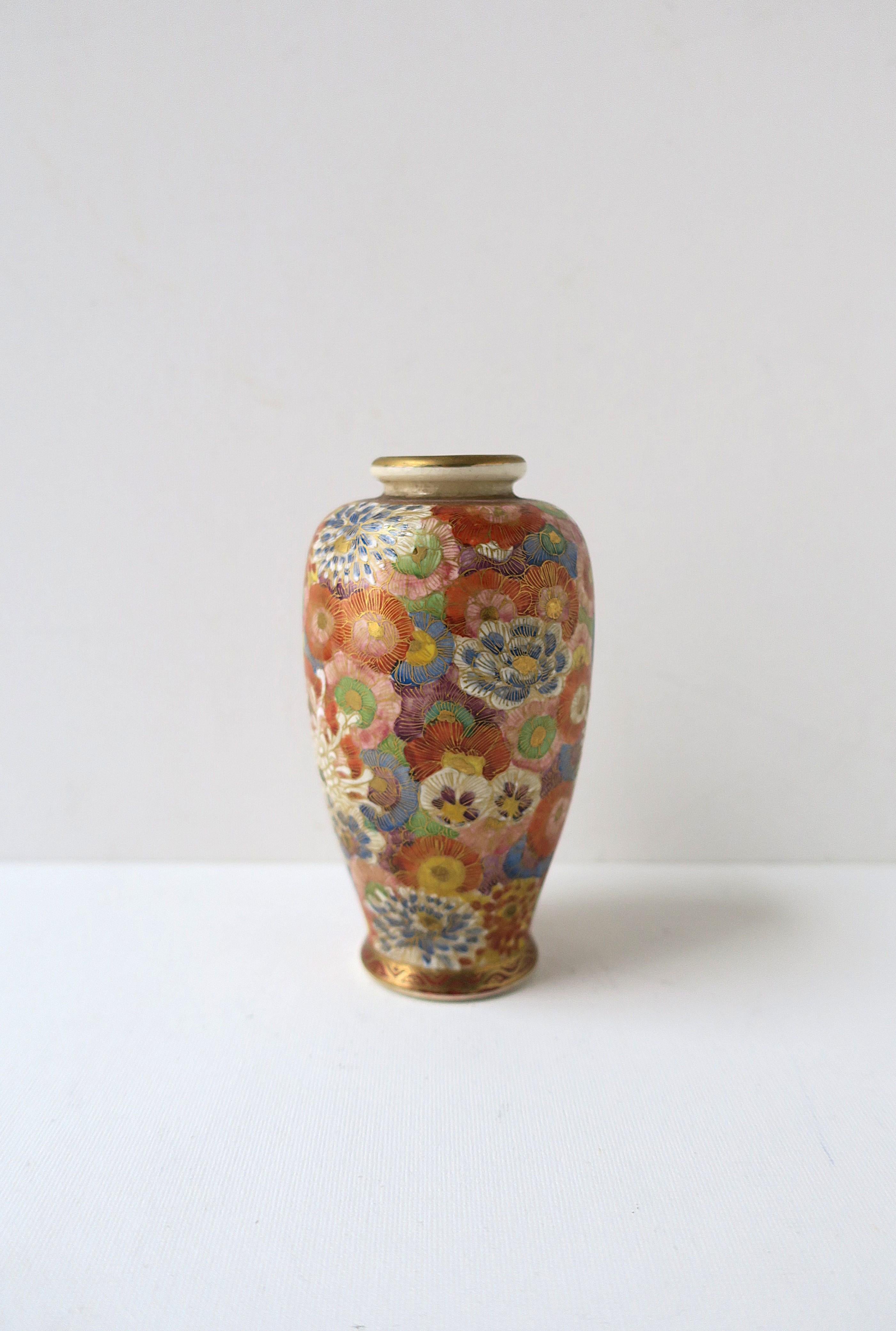 Japanese Satsuma Vase In Excellent Condition For Sale In New York, NY
