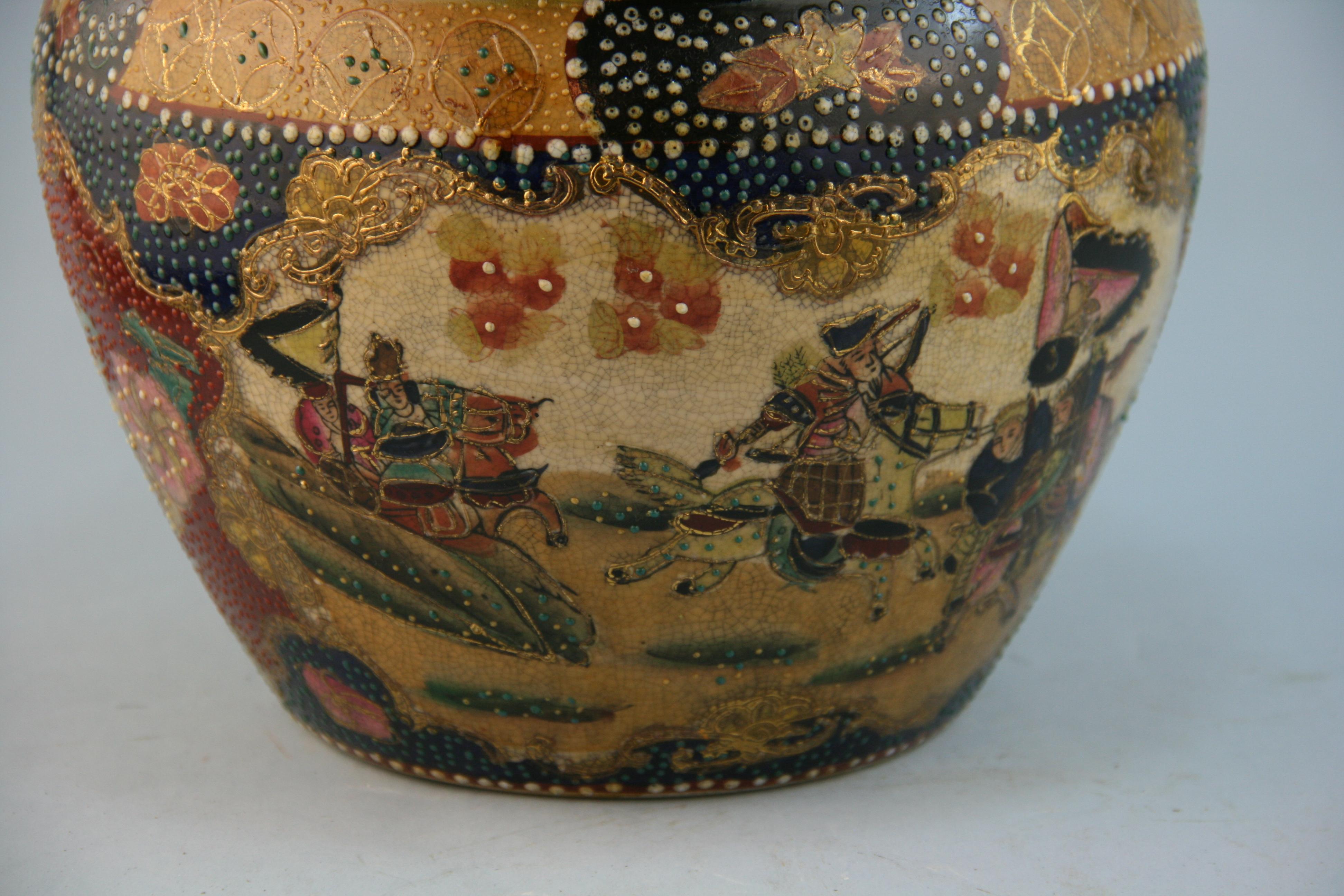 Japanische japanische Satsuma-Vase (Frühes 20. Jahrhundert) im Angebot