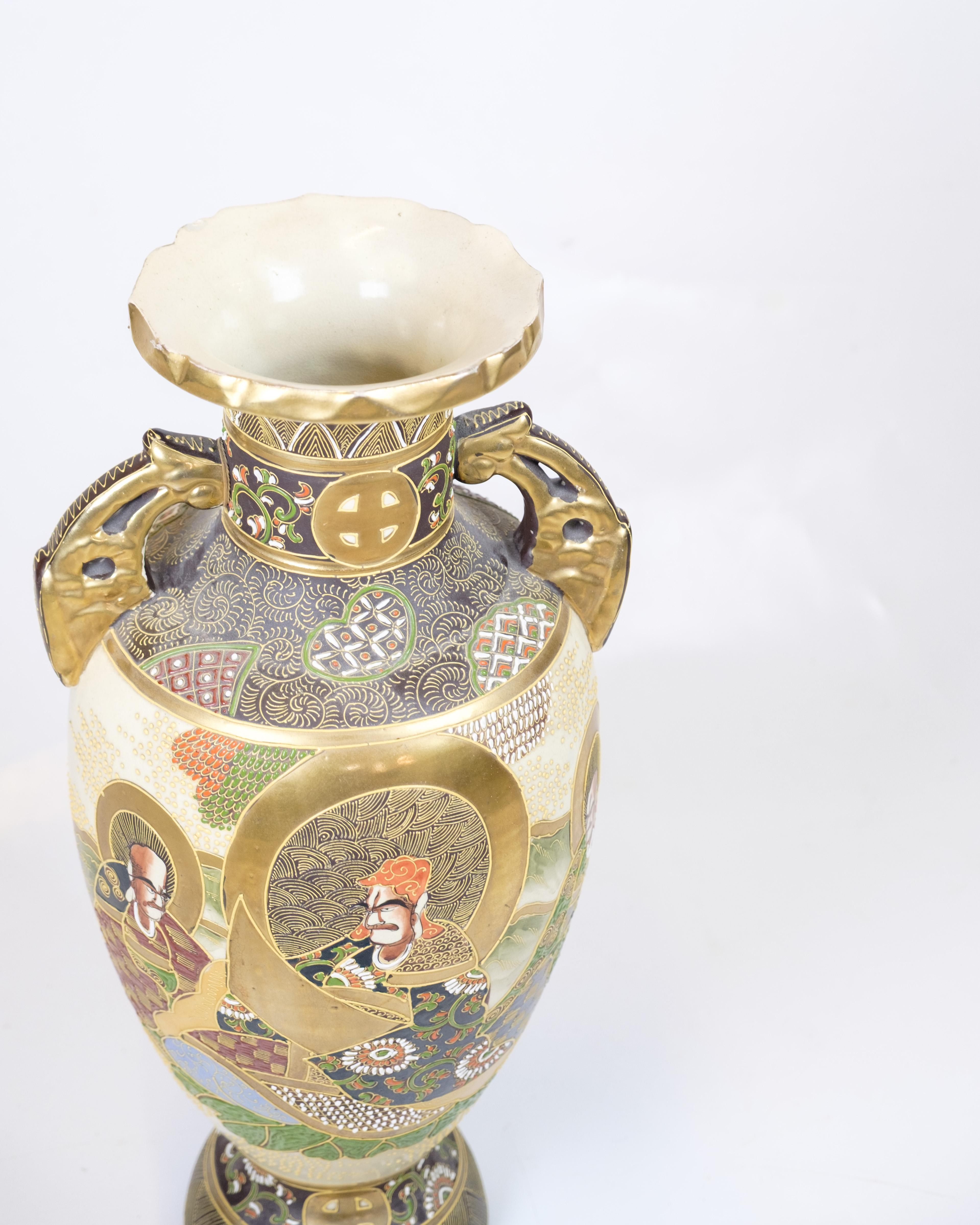 Grand vase japonais Satsuma réalisé dans le style de la période Meiji. Le vase est décoré d'une glaçure ivoire au fini craquelé caractéristique, de scènes figuratives et de motifs ornementaux peints à la main dans des tons chauds.

Origine : Japon