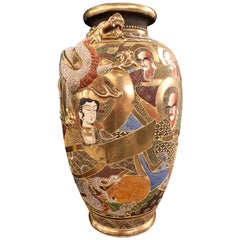 Vase japonais Satsuma Grand et impressionnant décor de dragon en or doré:: signé