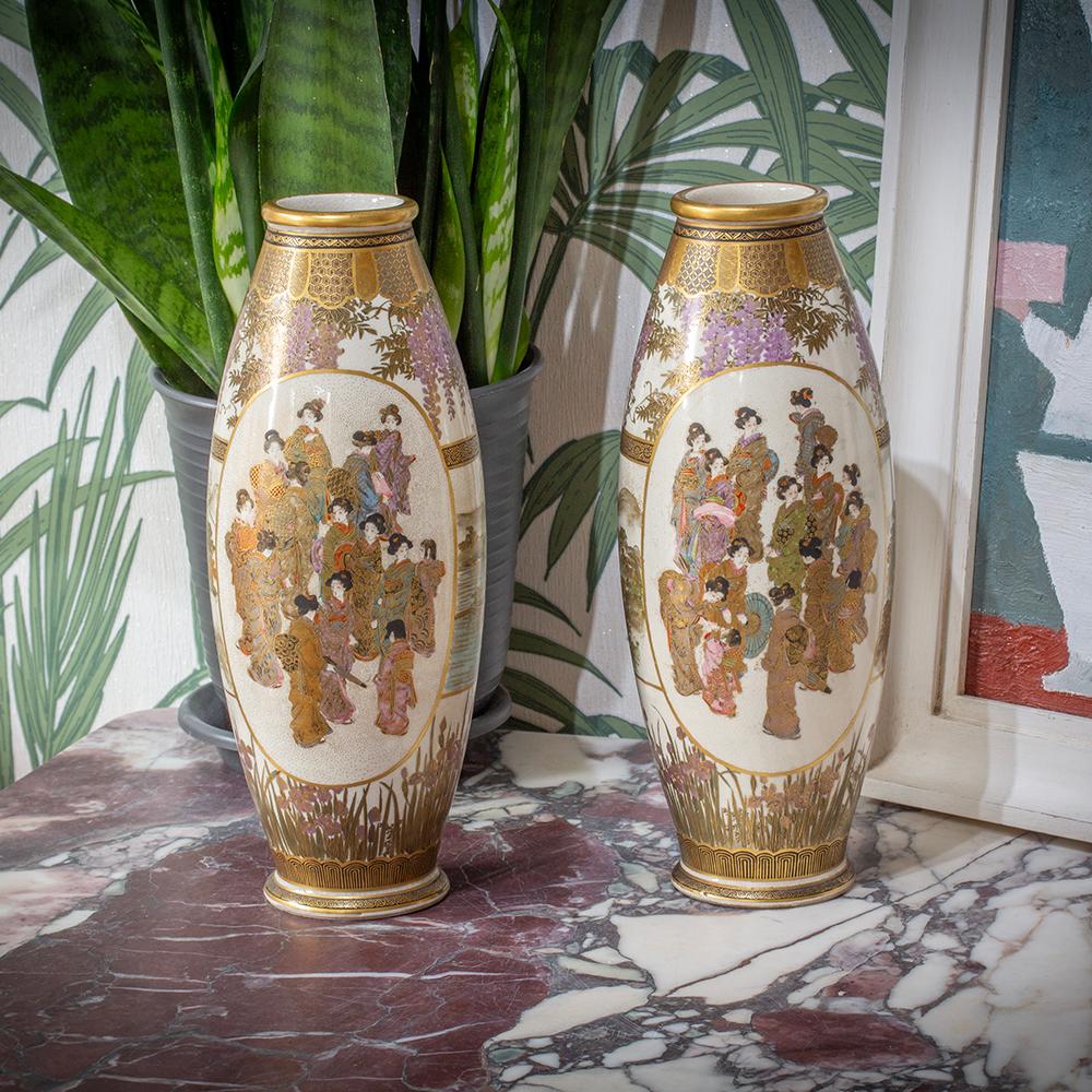EXPÉDITION MONDIALE GRATUITE 

Nous avons le plaisir de vous présenter cette paire de vases japonais Satsuma de forme inhabituelle, signée par l'artiste Senzan 泉山 et datant de la période Meiji (1868-1912). Chaque vase est empoté en faïence dans une