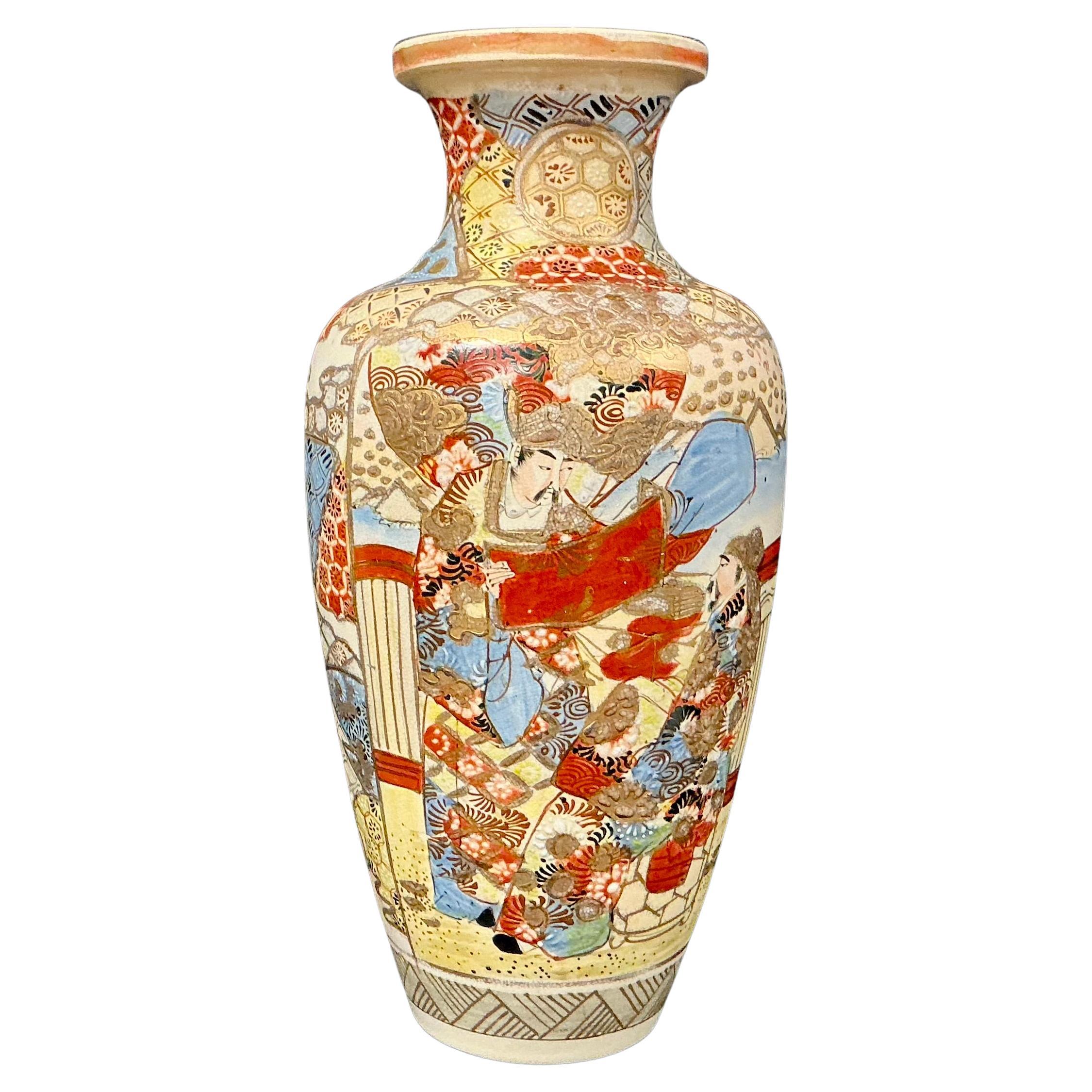 Vaso giapponese di Satsuma con scena di corte e smalti dorati in vendita