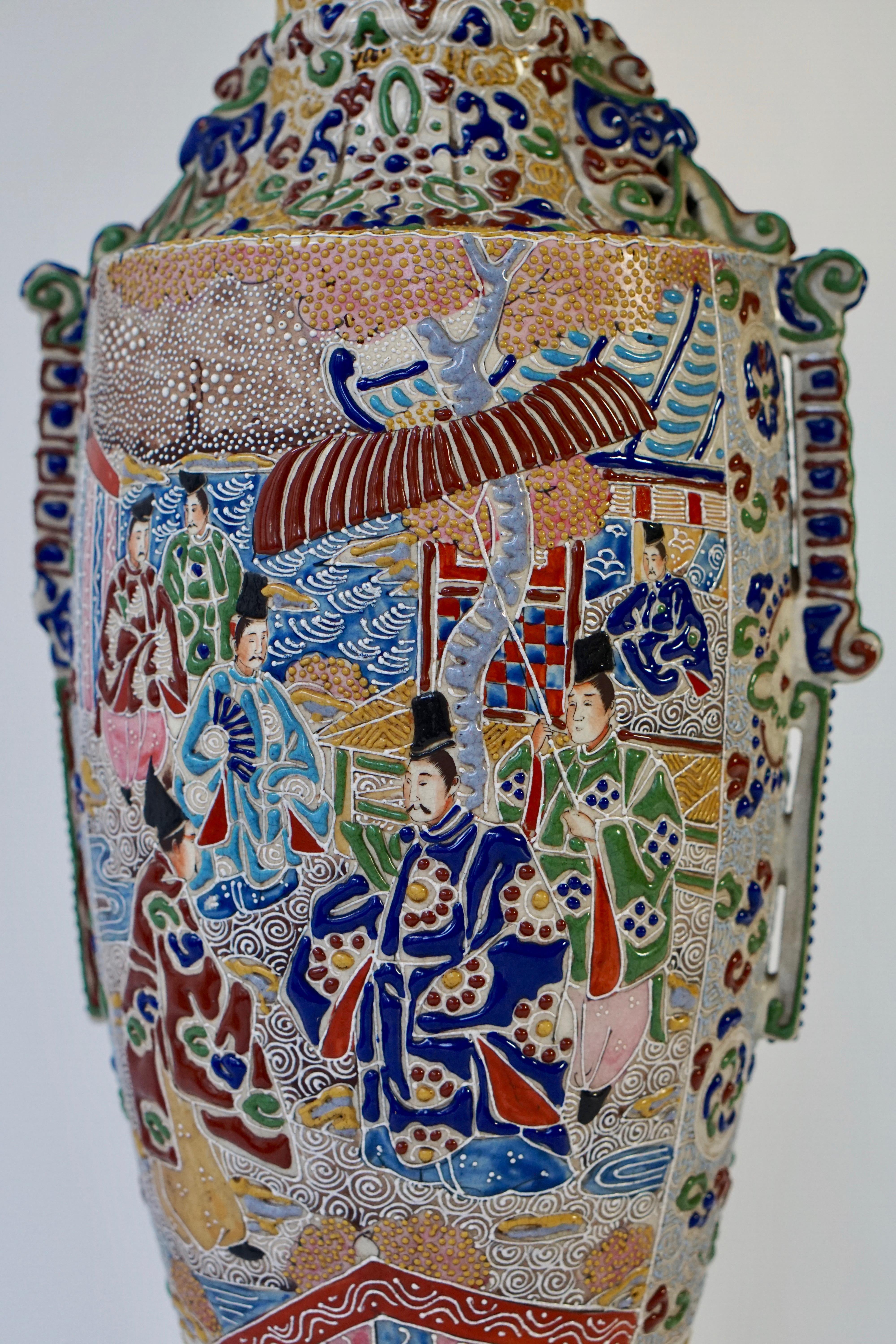 Japanische Satsuma-Vase mit Figuren im Angebot 8