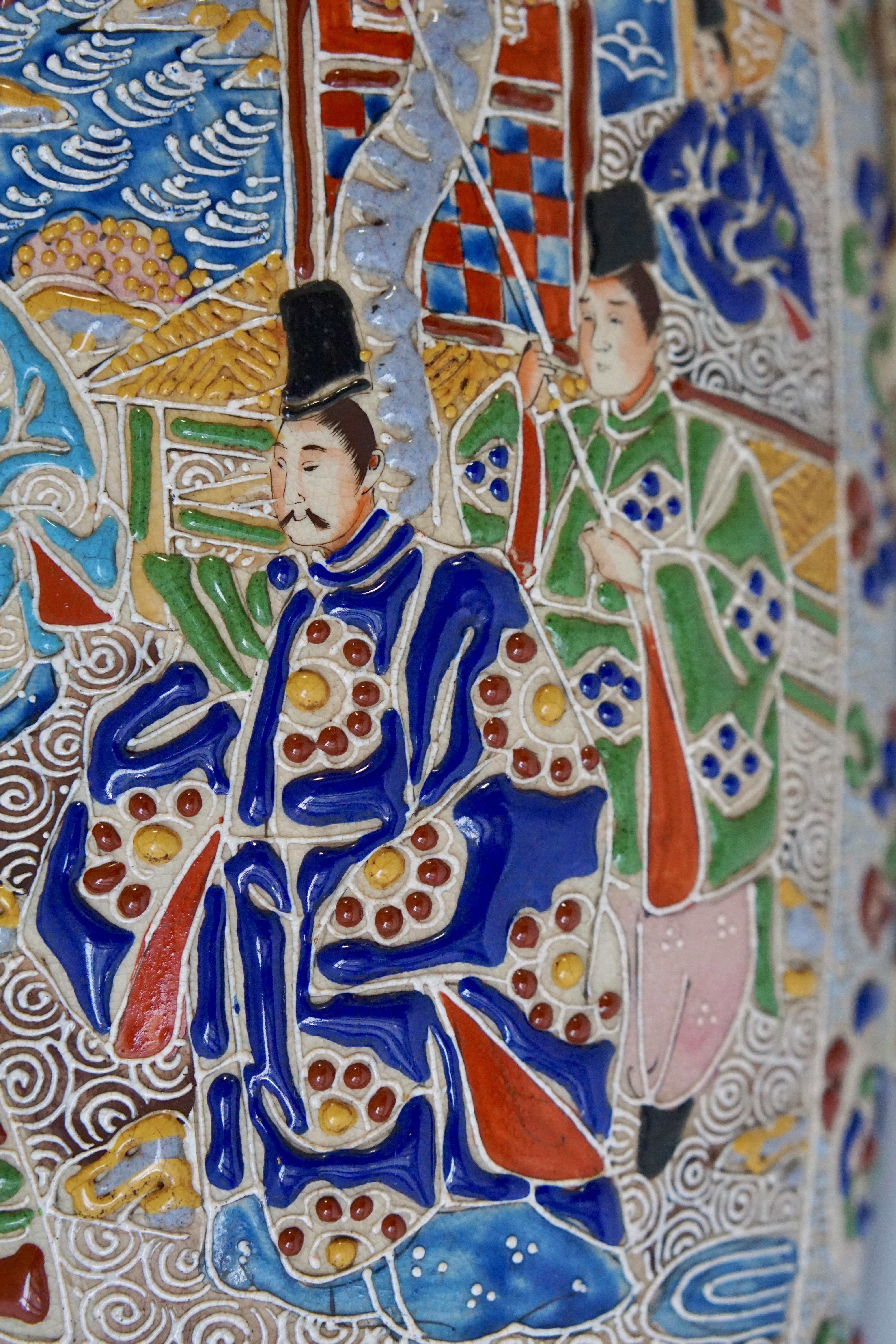 Jarrón japonés Satsuma con figuras Japonismo en venta
