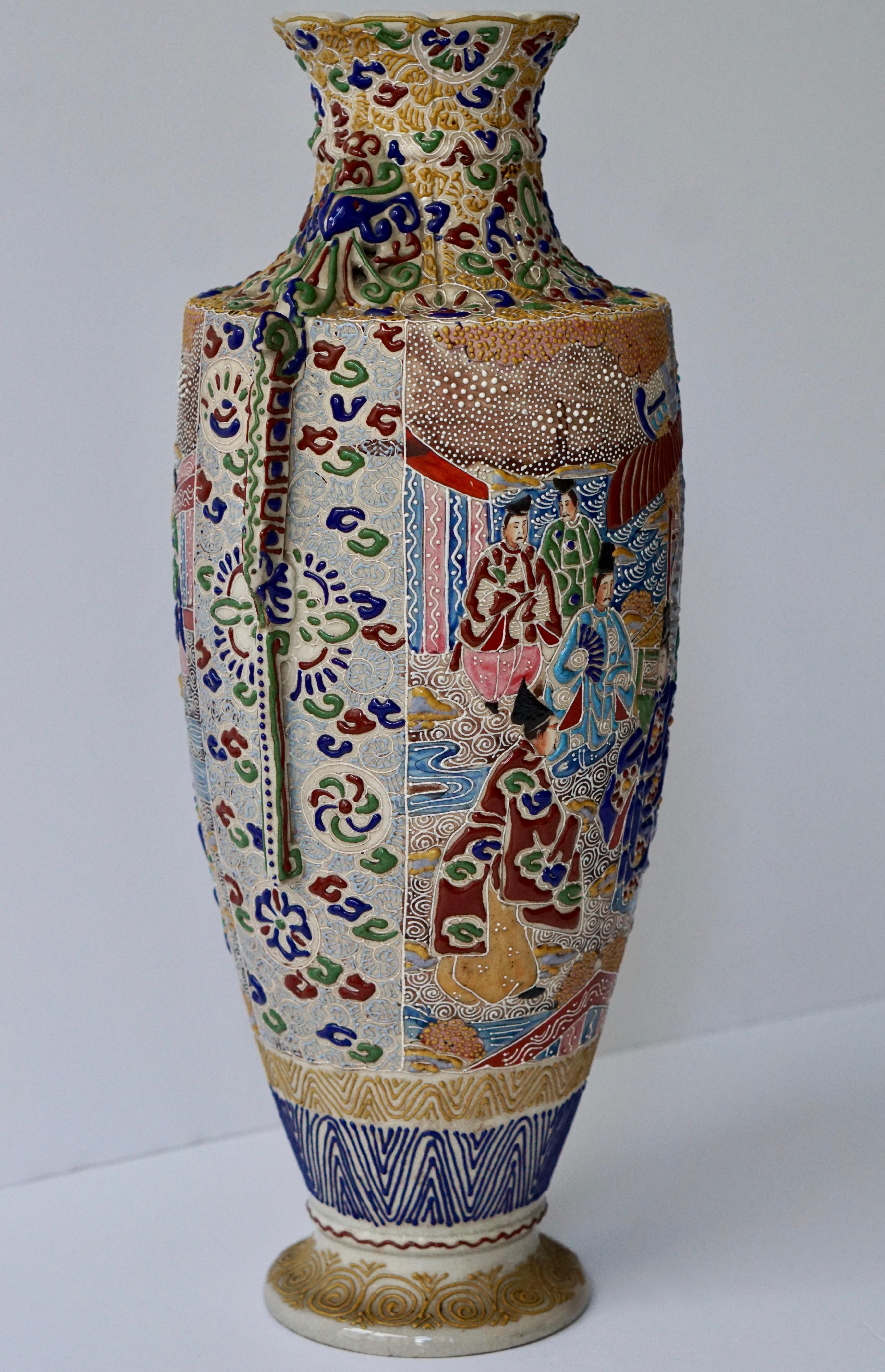 Japanische Satsuma-Vase mit Figuren im Zustand „Gut“ im Angebot in Antwerp, BE