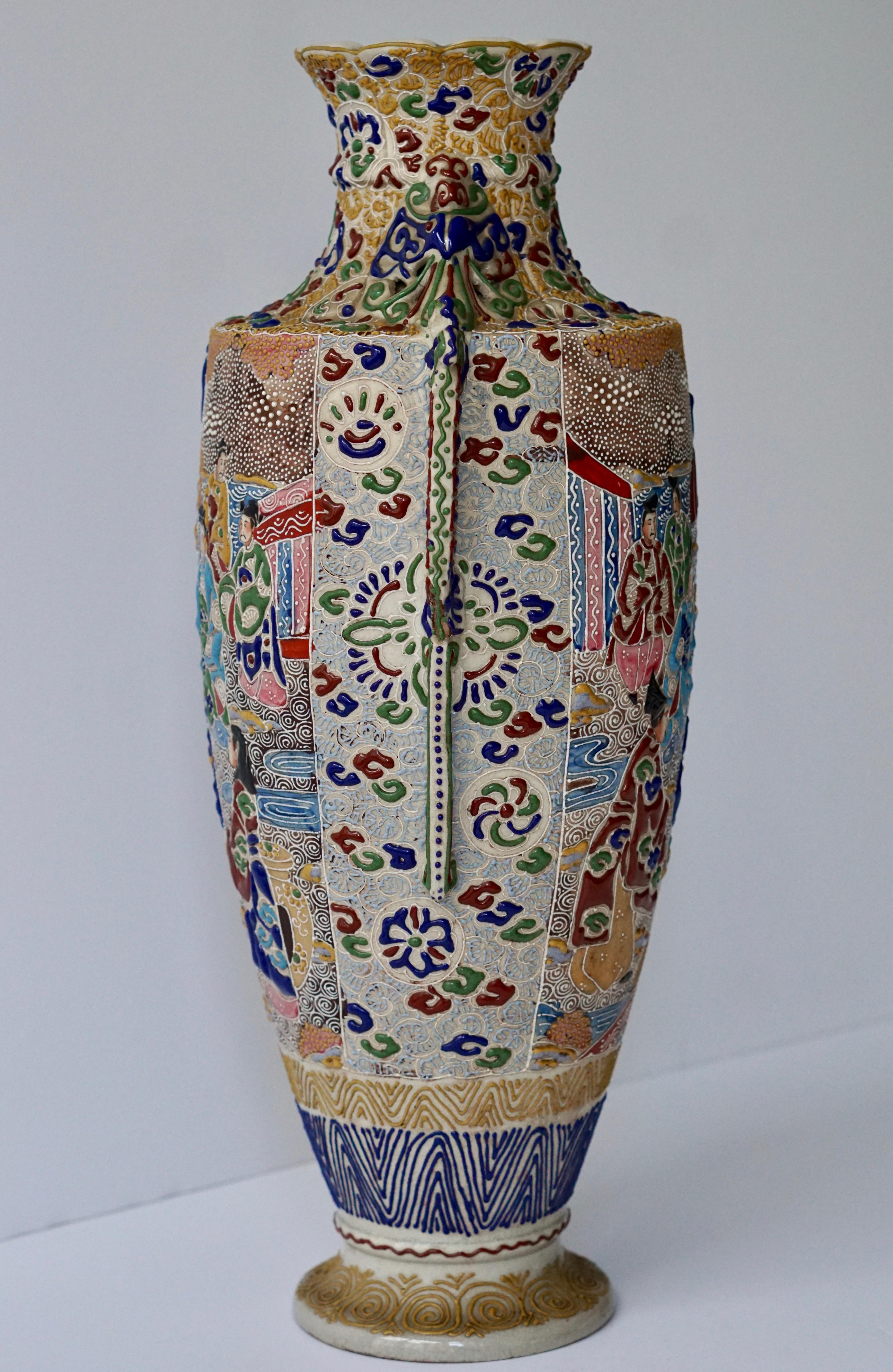 Japanische Satsuma-Vase mit Figuren (Keramik) im Angebot